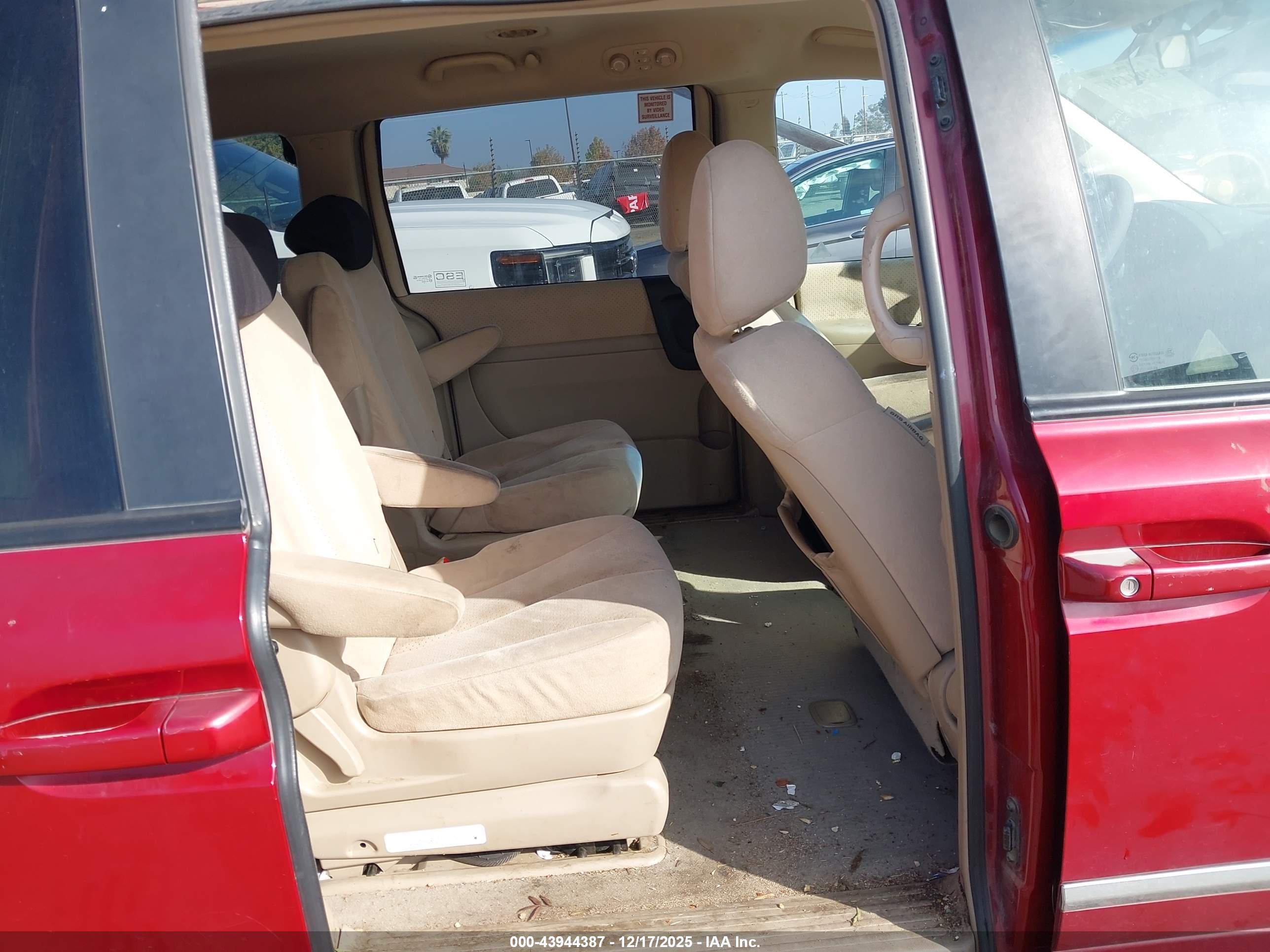 HYUNDAI ENTOURAGE image 8