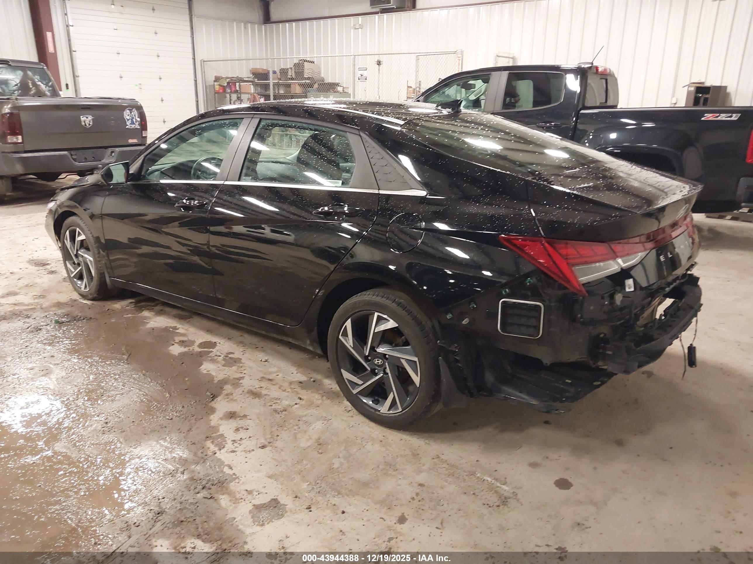 HYUNDAI ELANTRA image 3