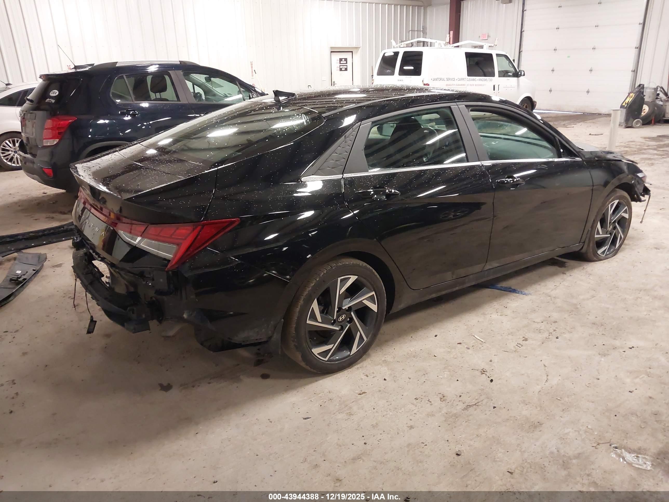 HYUNDAI ELANTRA image 4