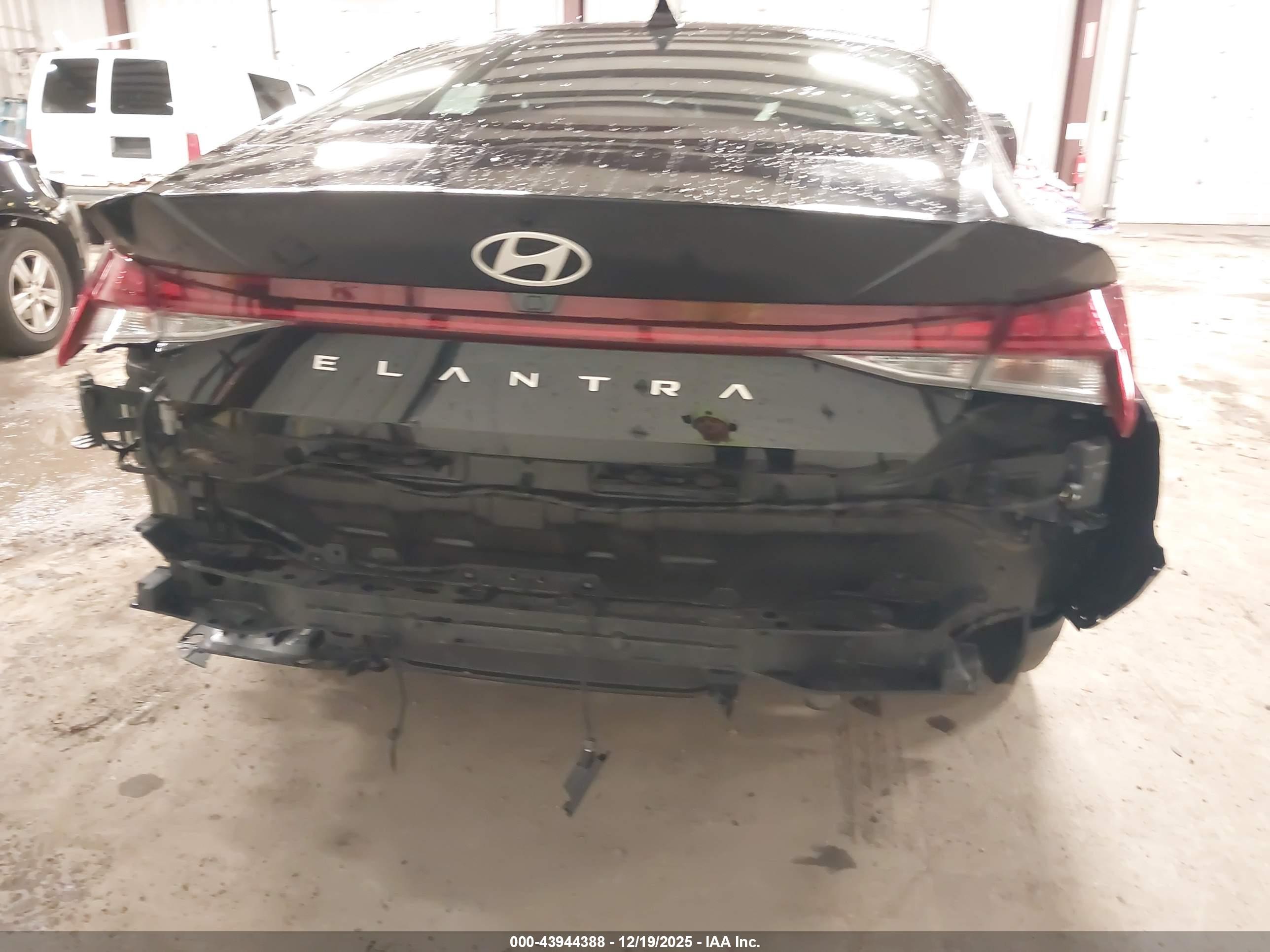 HYUNDAI ELANTRA image 6