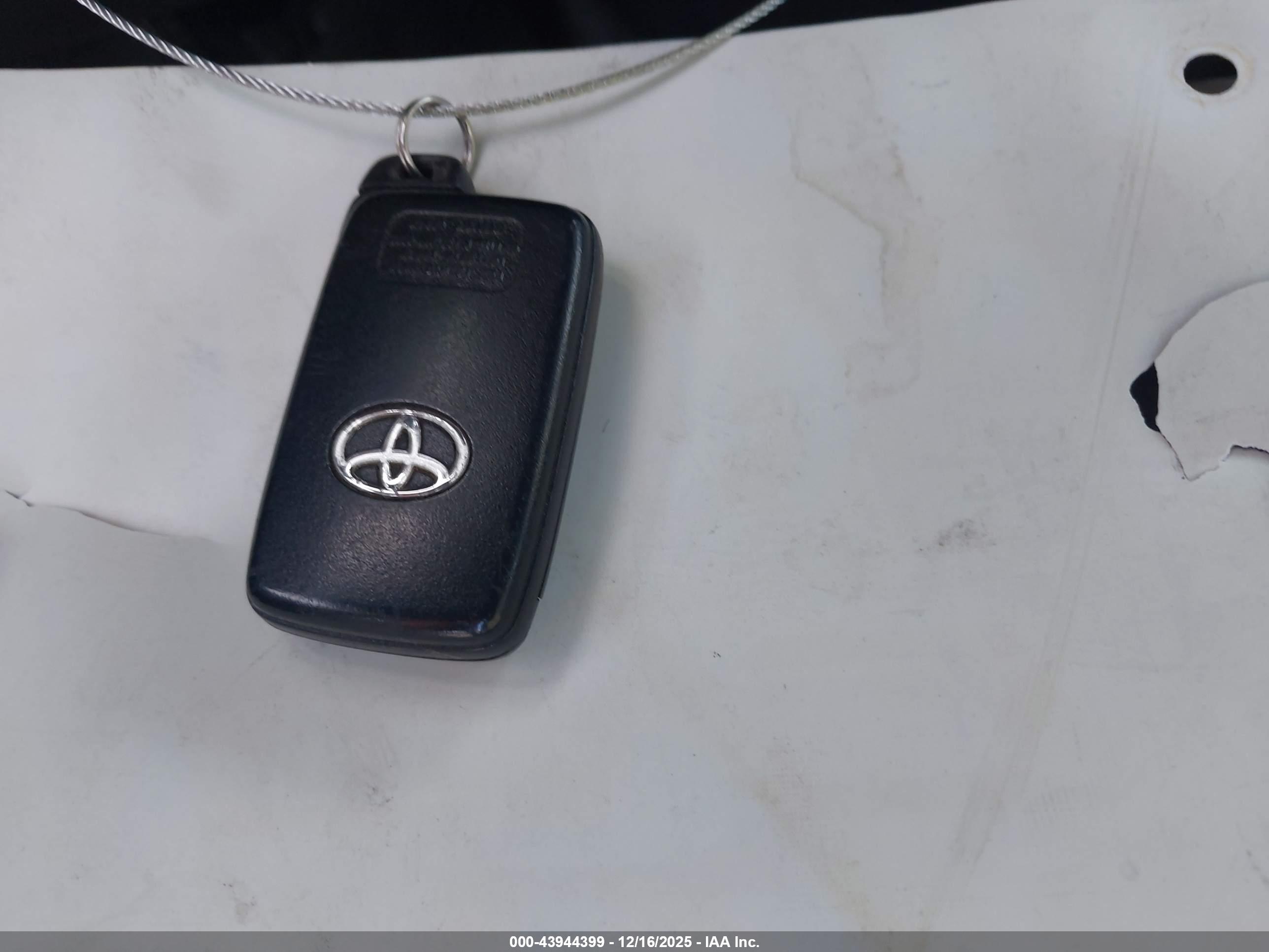 TOYOTA PRIUS image 11