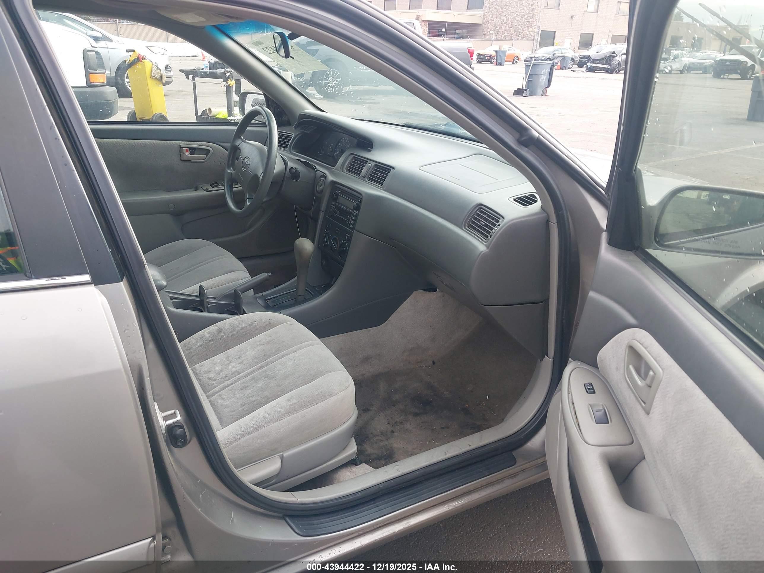 TOYOTA CAMRY image 5