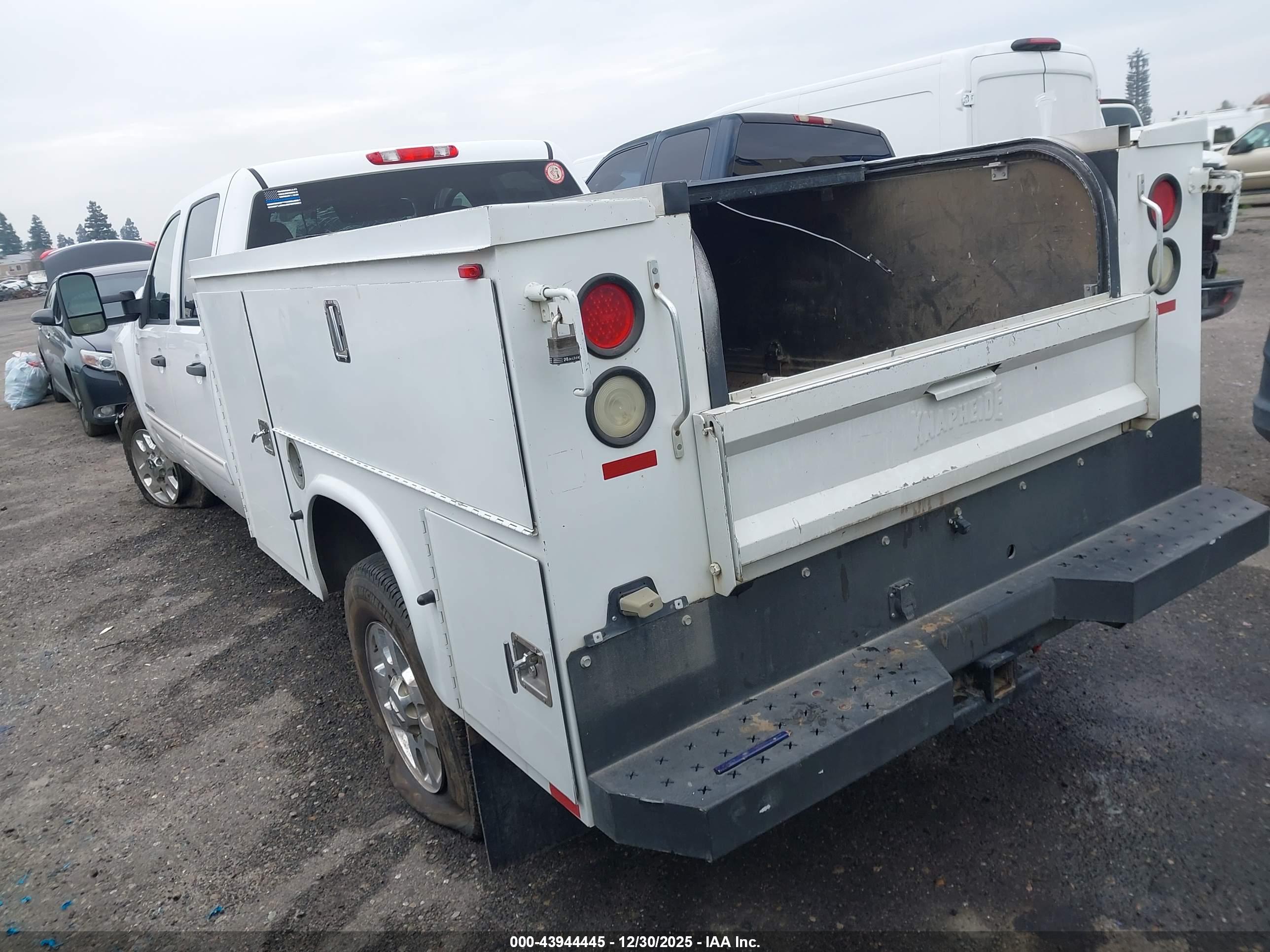 CHEVROLET SILVERADO image 3