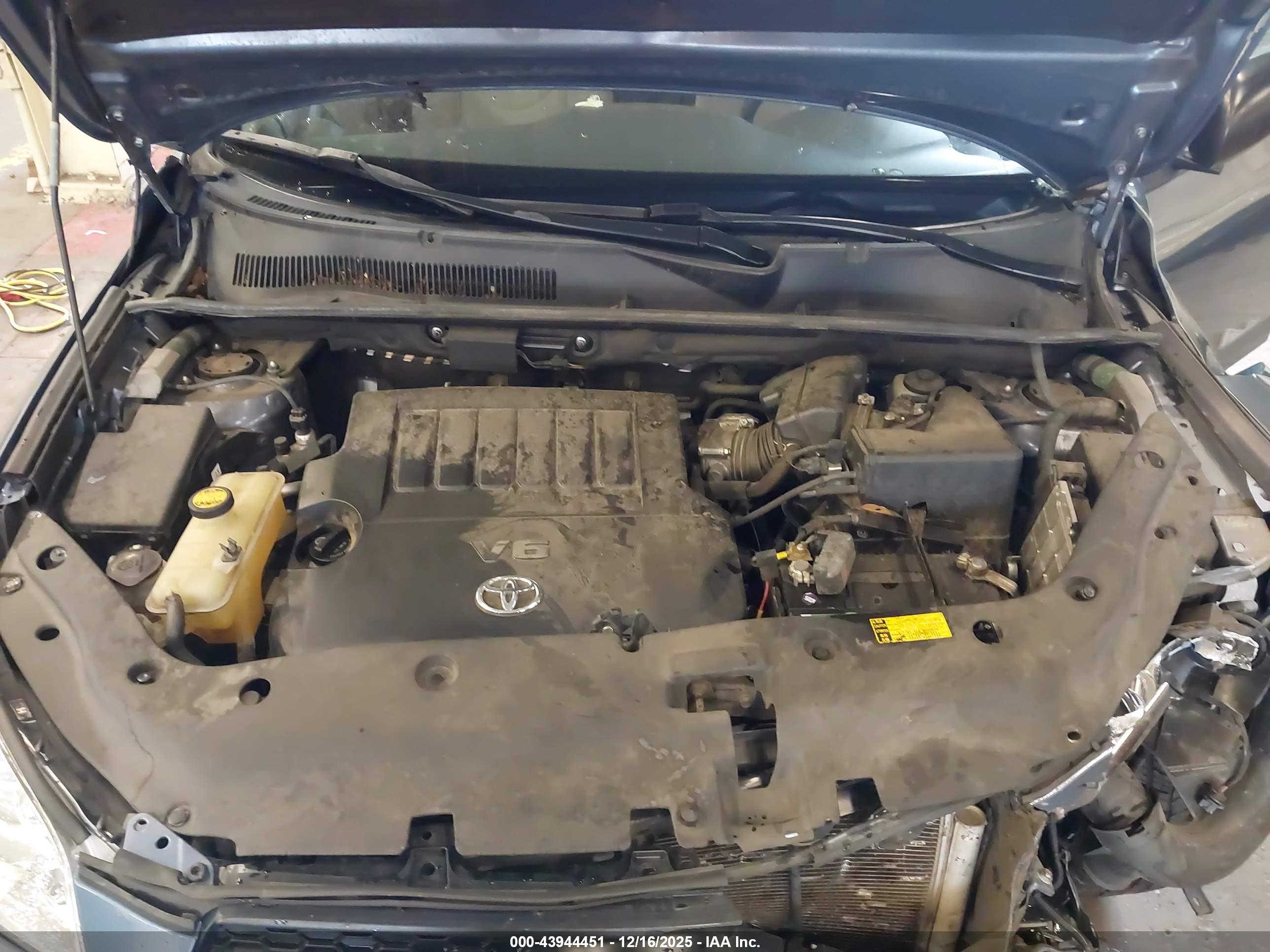 TOYOTA RAV4 image 10