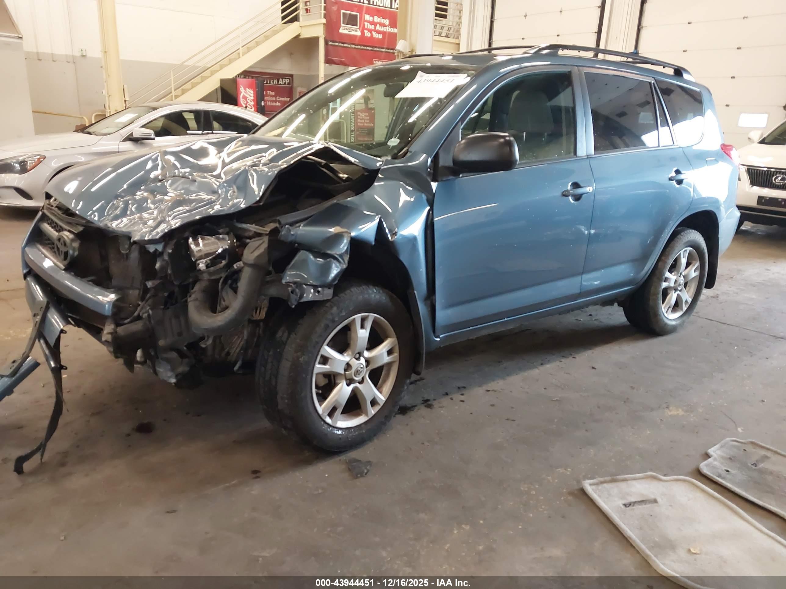 TOYOTA RAV4 image 2