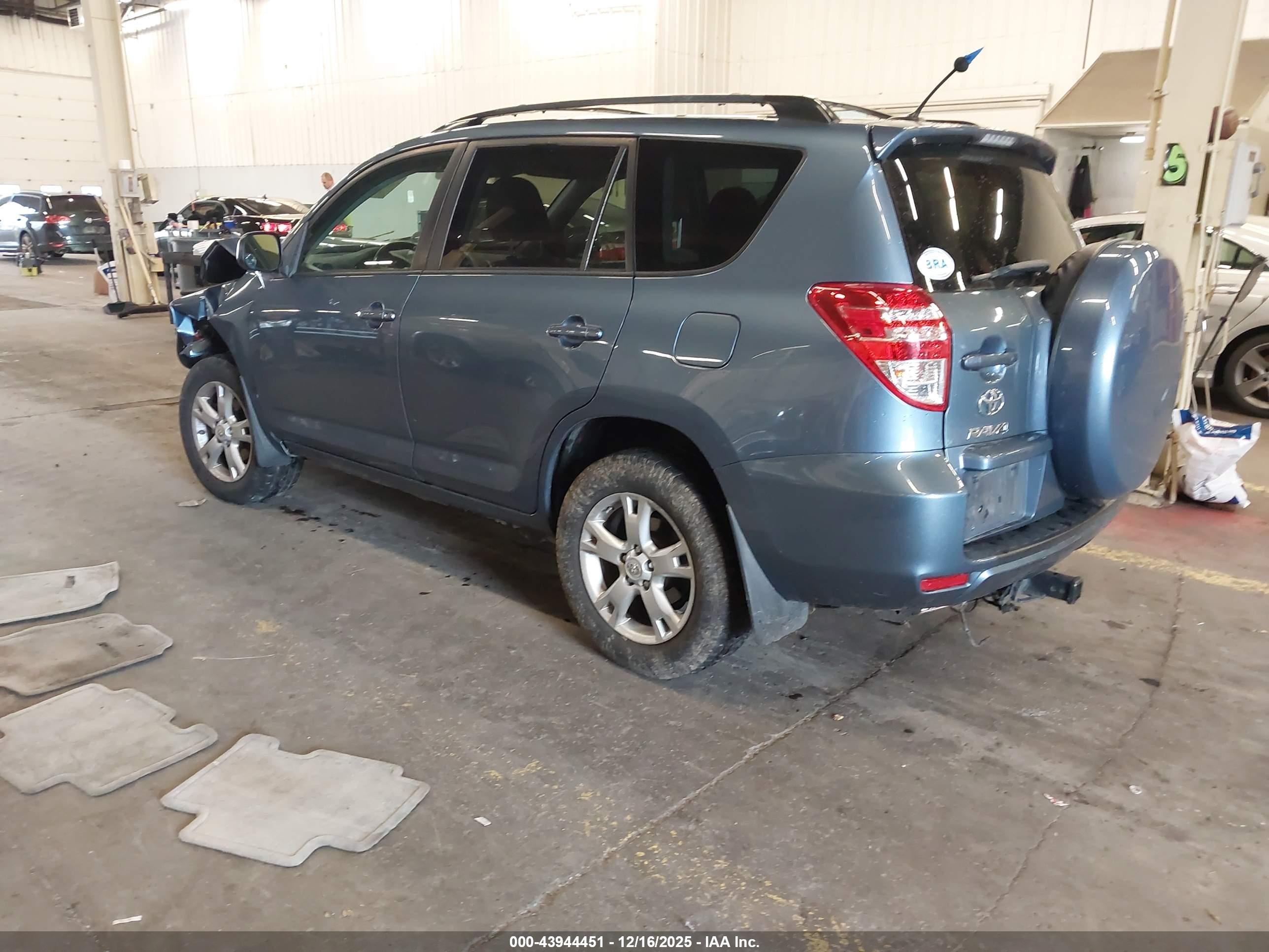 TOYOTA RAV4 image 3
