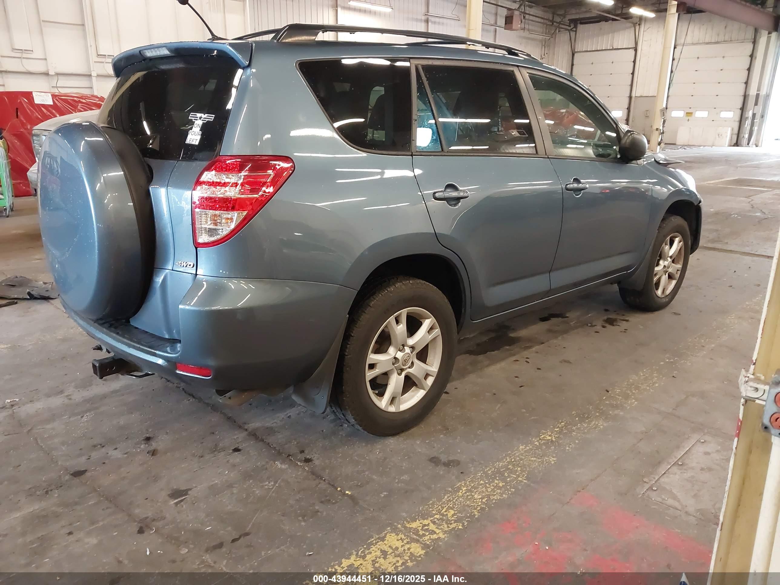 TOYOTA RAV4 image 4