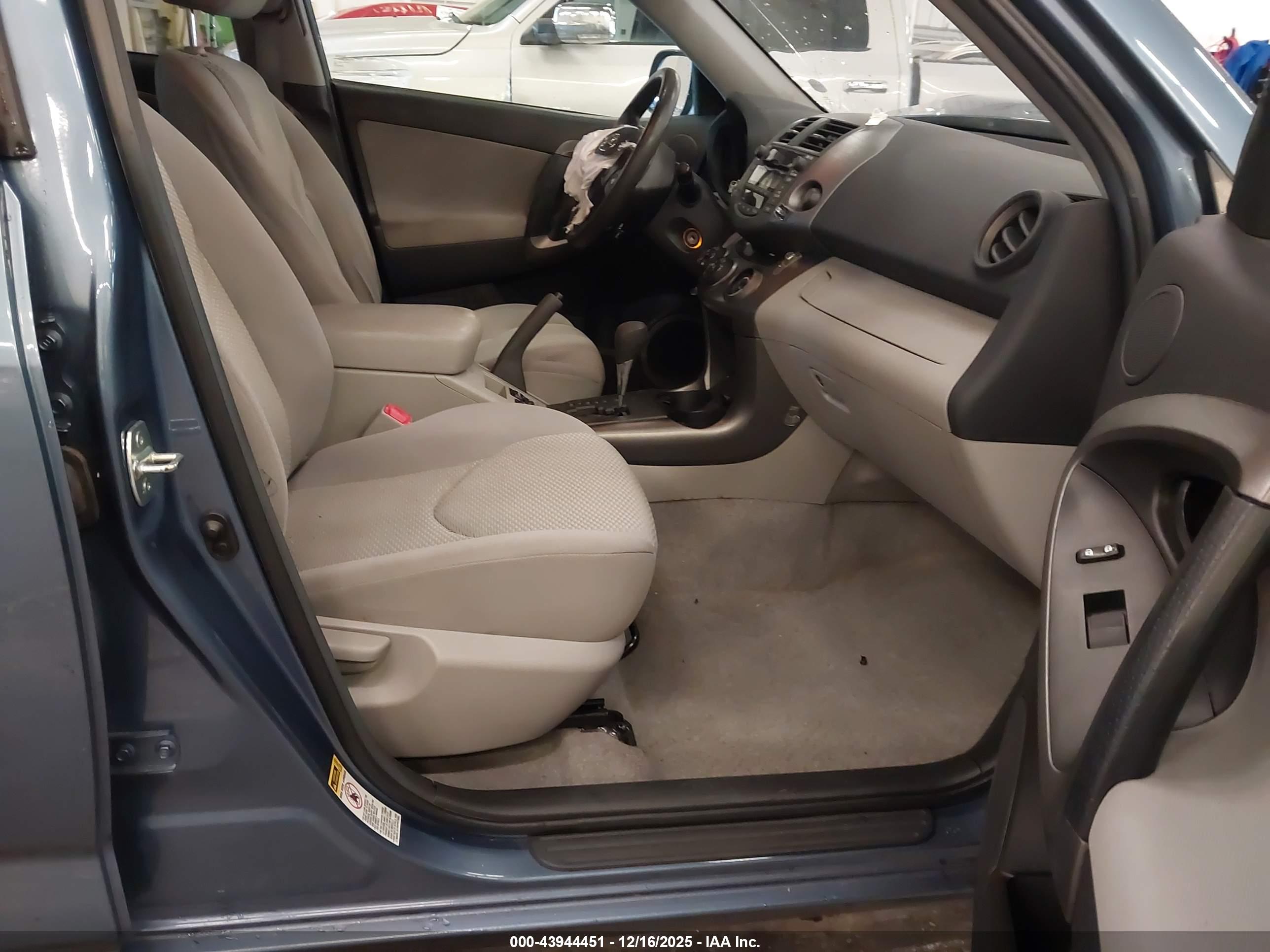 TOYOTA RAV4 image 5