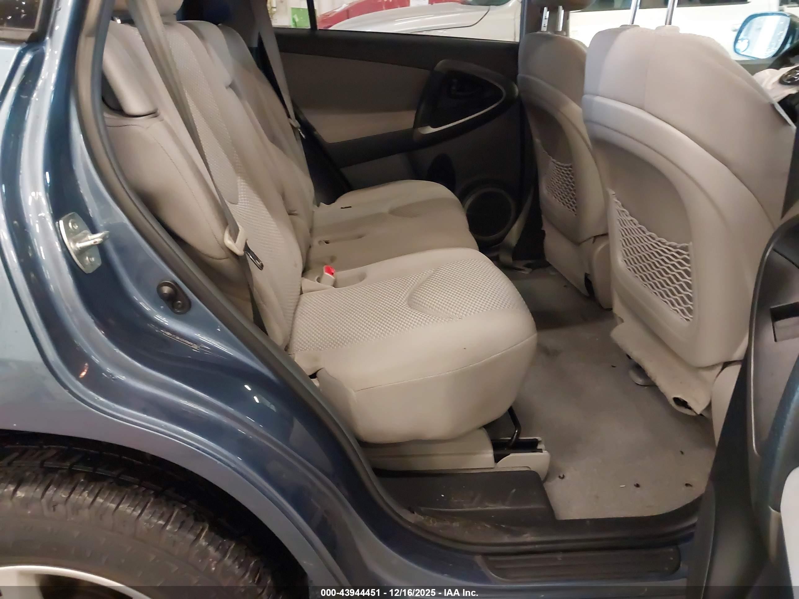 TOYOTA RAV4 image 8