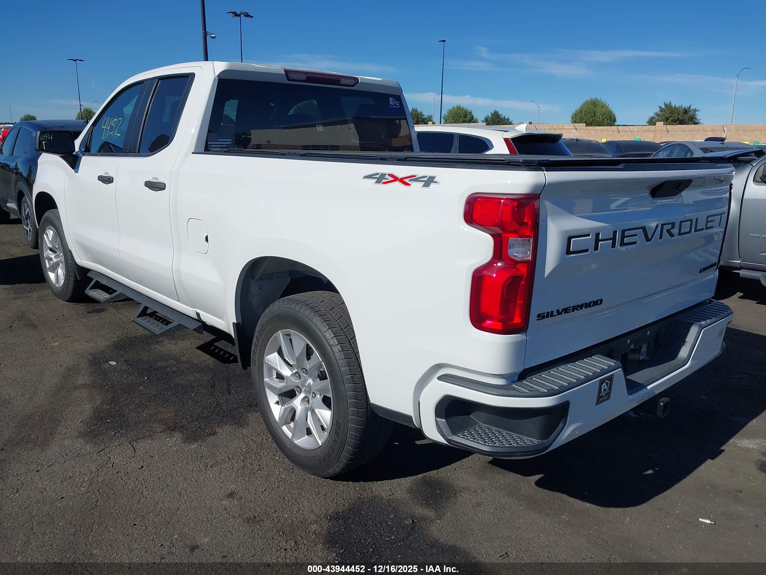 CHEVROLET SILVERADO image 3