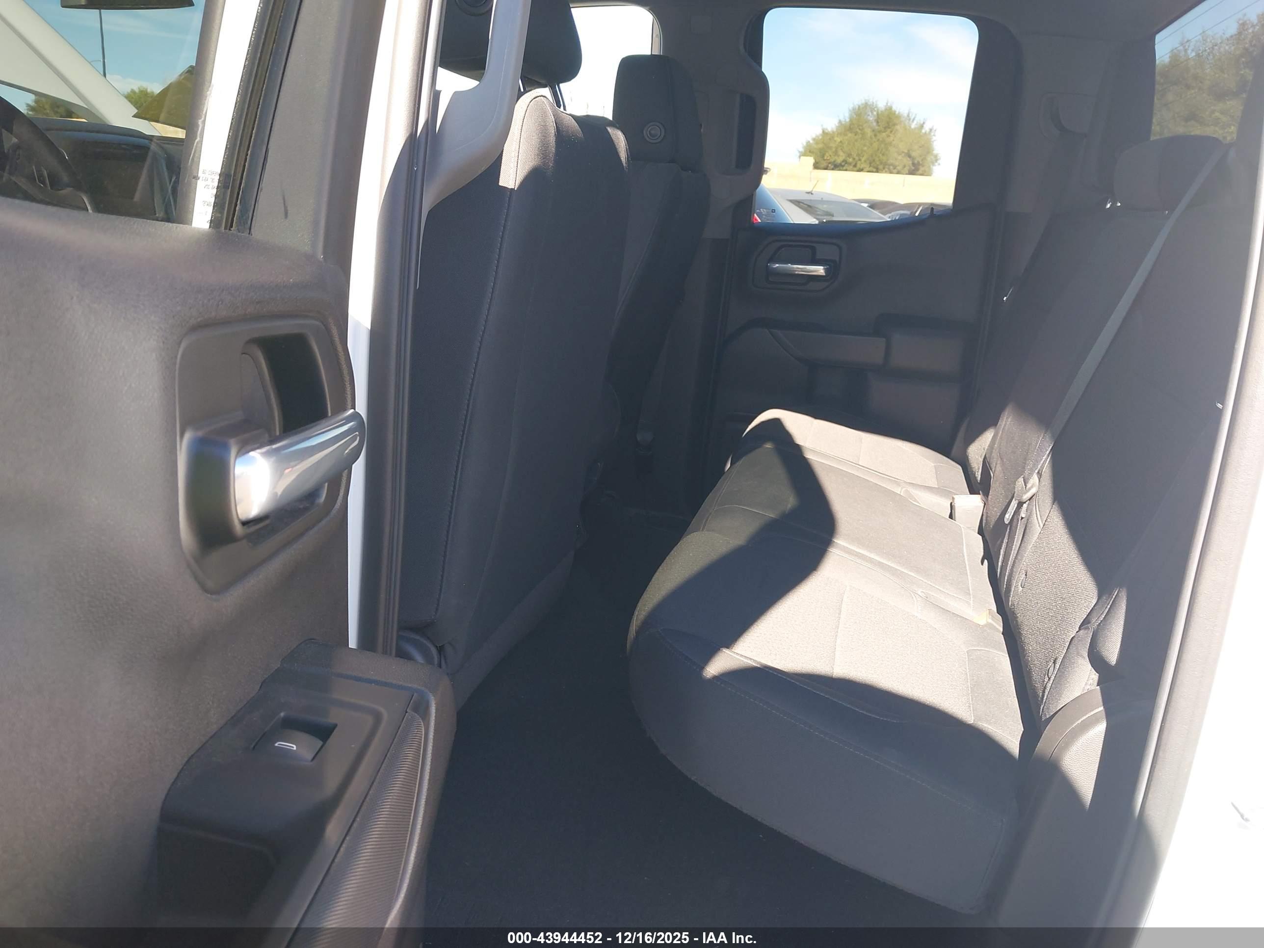 CHEVROLET SILVERADO image 8