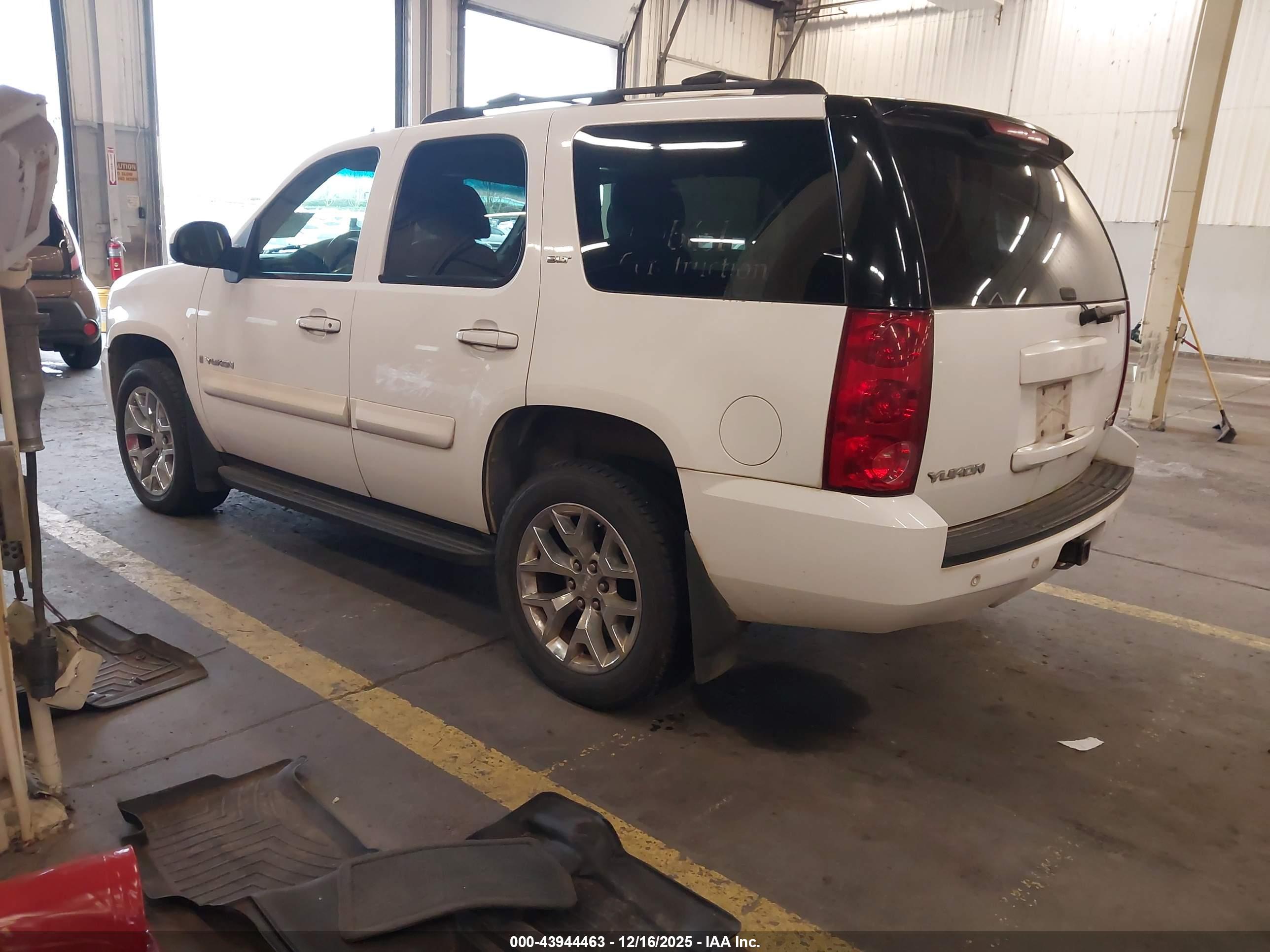 GMC YUKON image 3