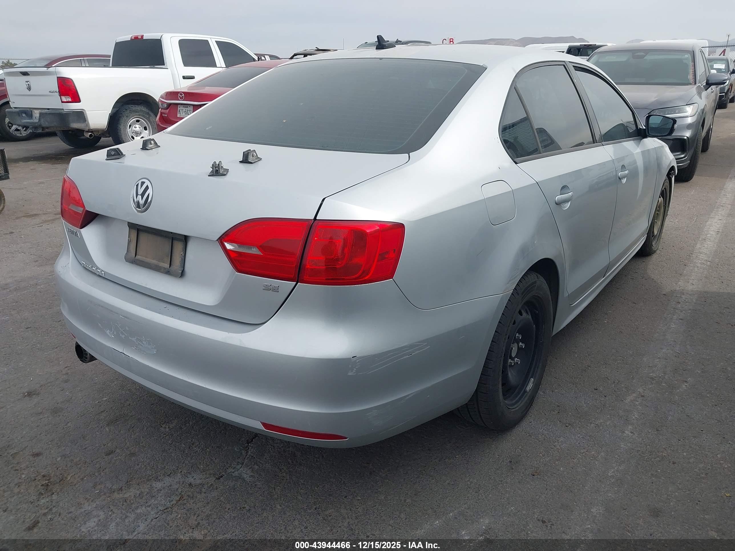 VOLKSWAGEN JETTA image 4