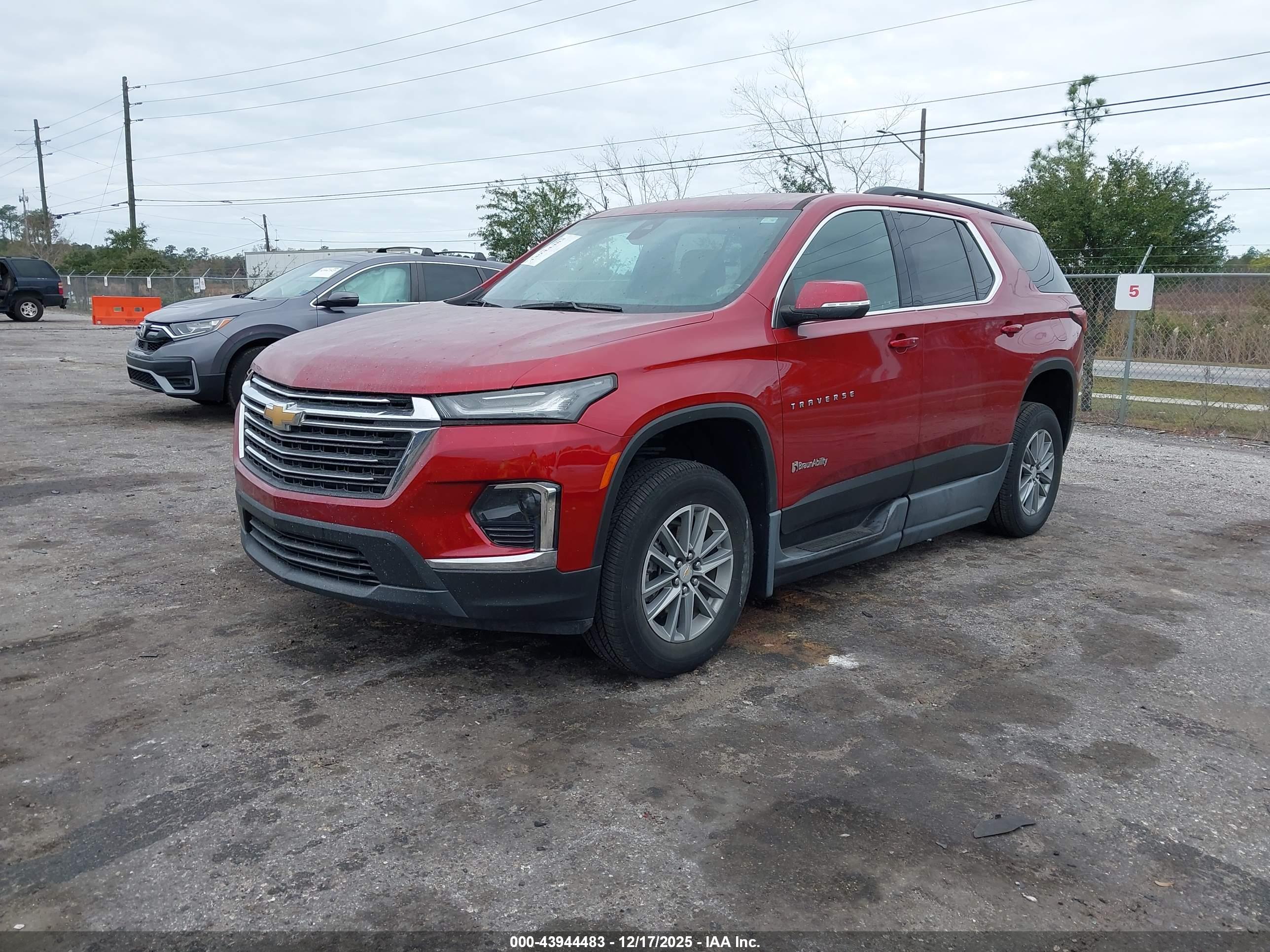 CHEVROLET TRAVERSE image 2