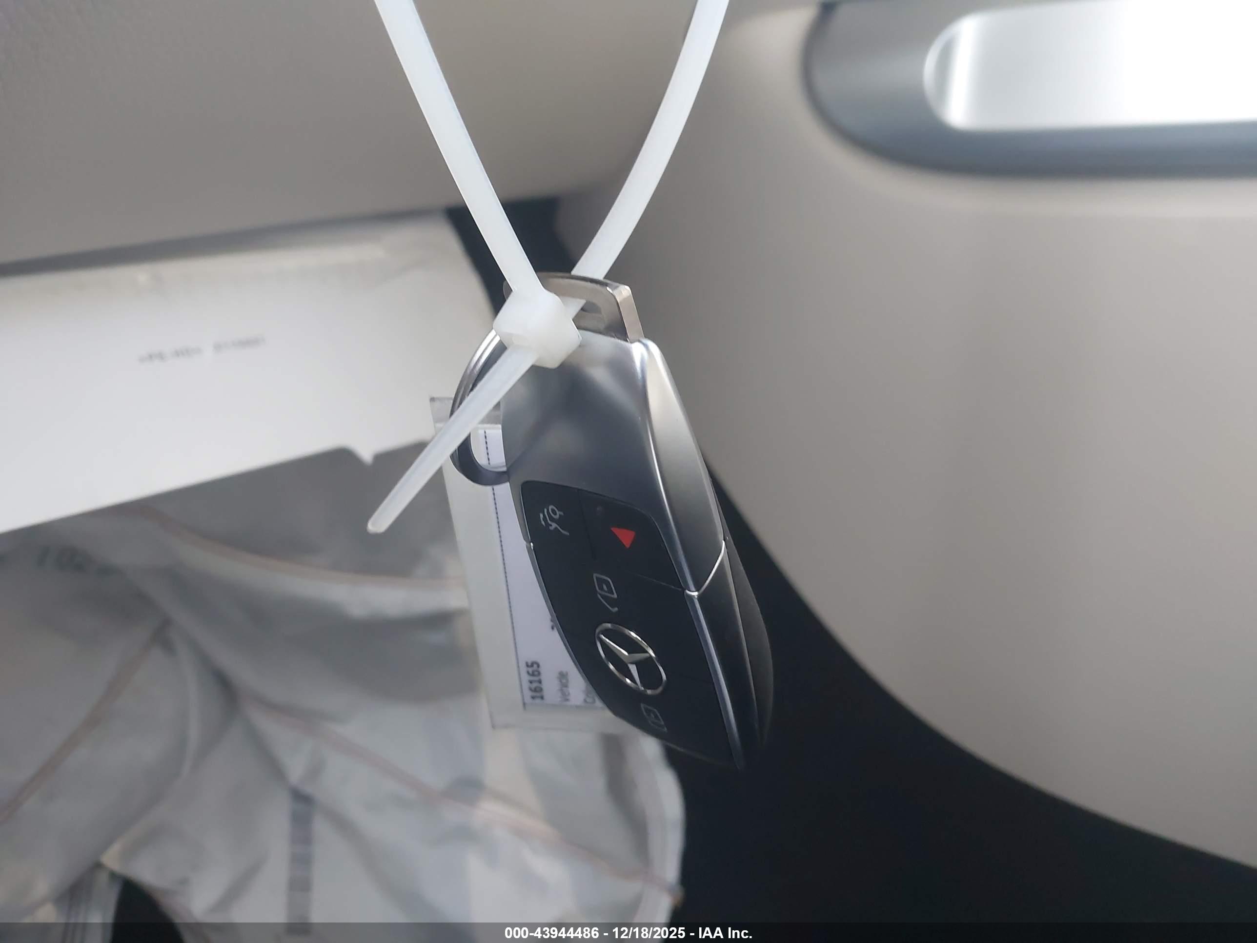 MERCEDES-BENZ GLB image 11