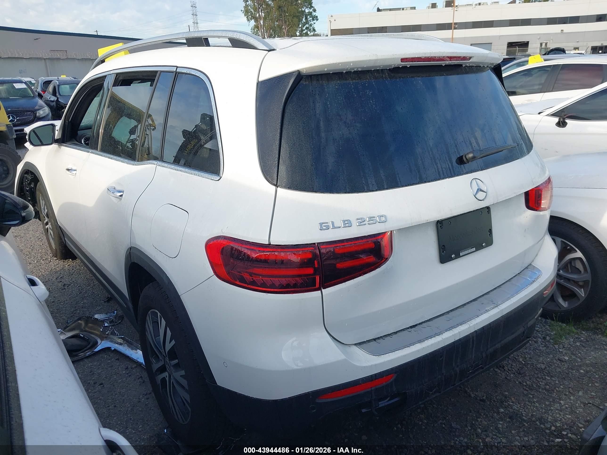 MERCEDES-BENZ GLB image 3