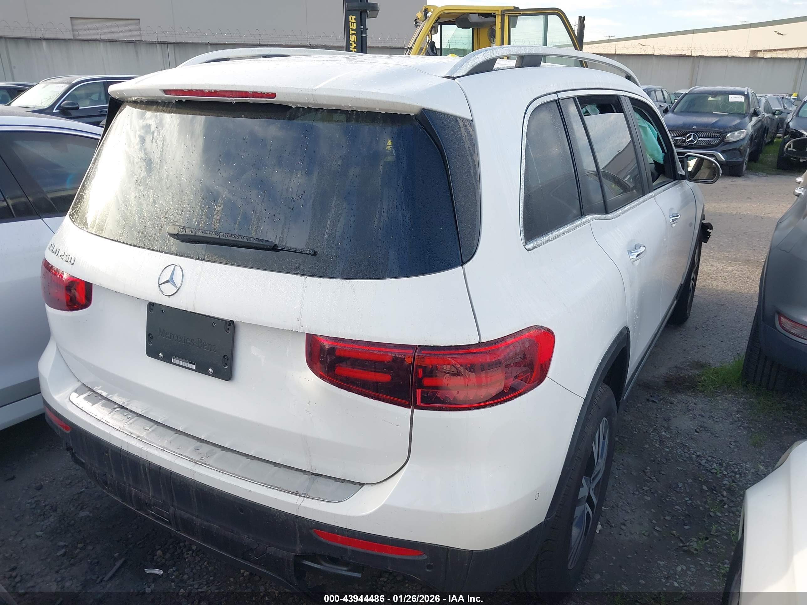 MERCEDES-BENZ GLB image 4