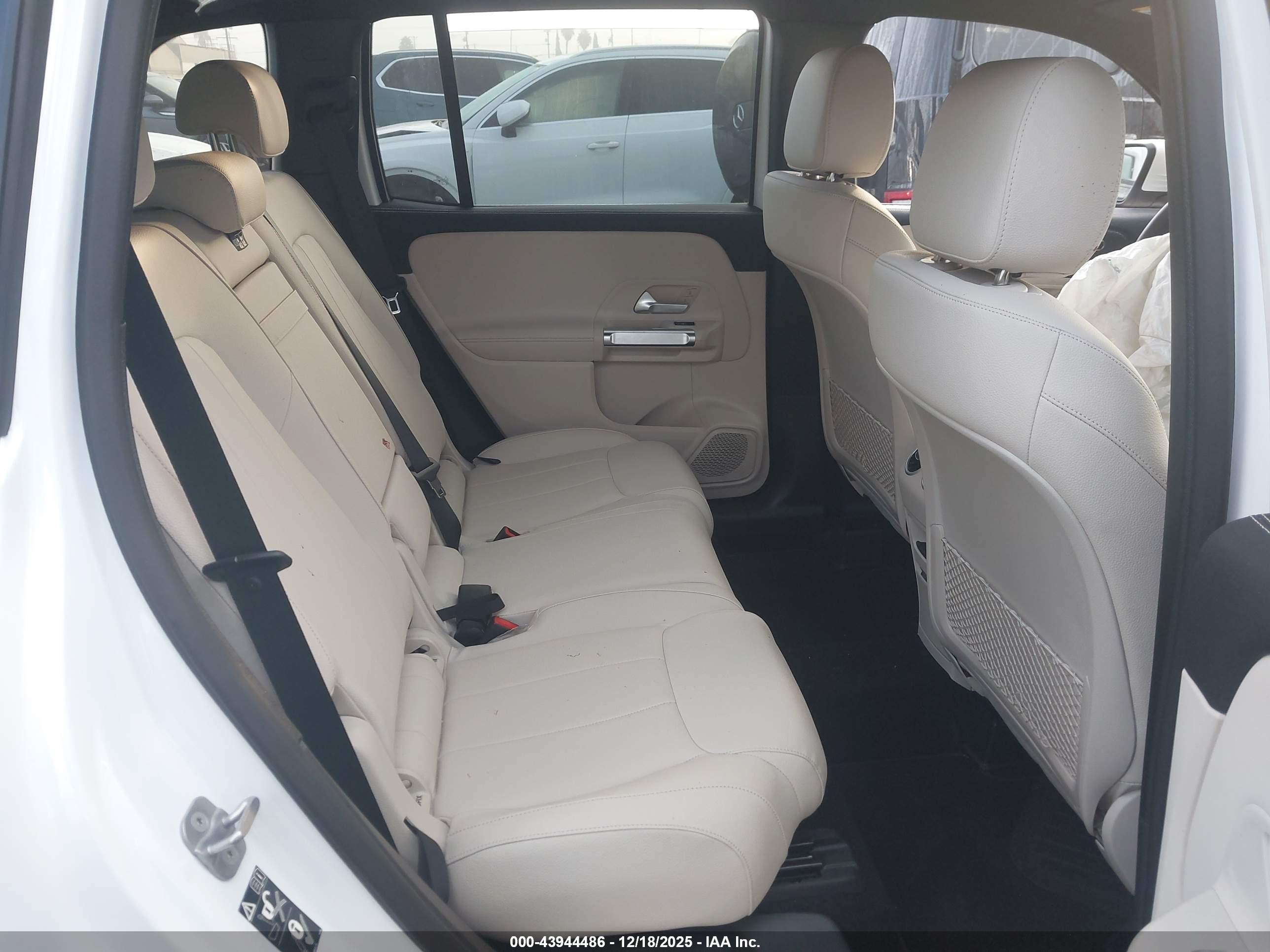 MERCEDES-BENZ GLB image 8