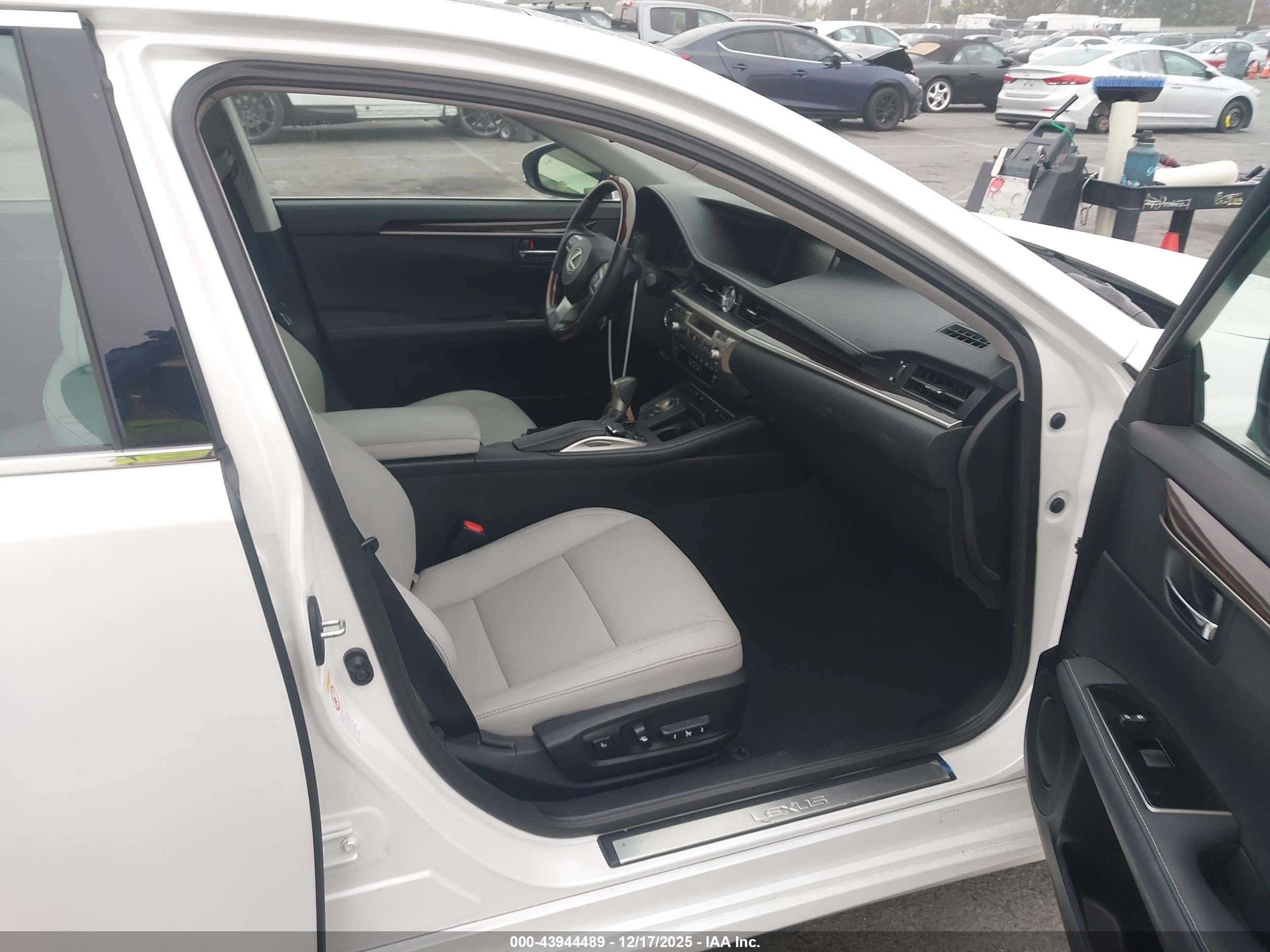 LEXUS ES image 5