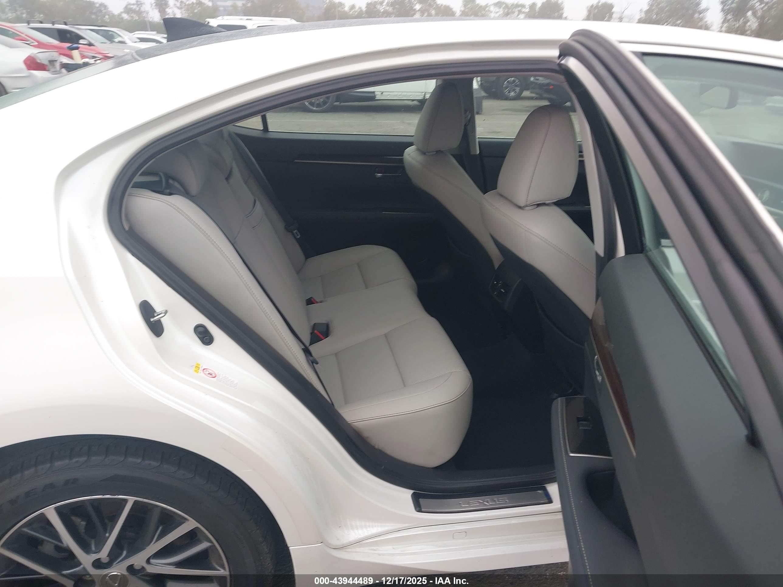 LEXUS ES image 8