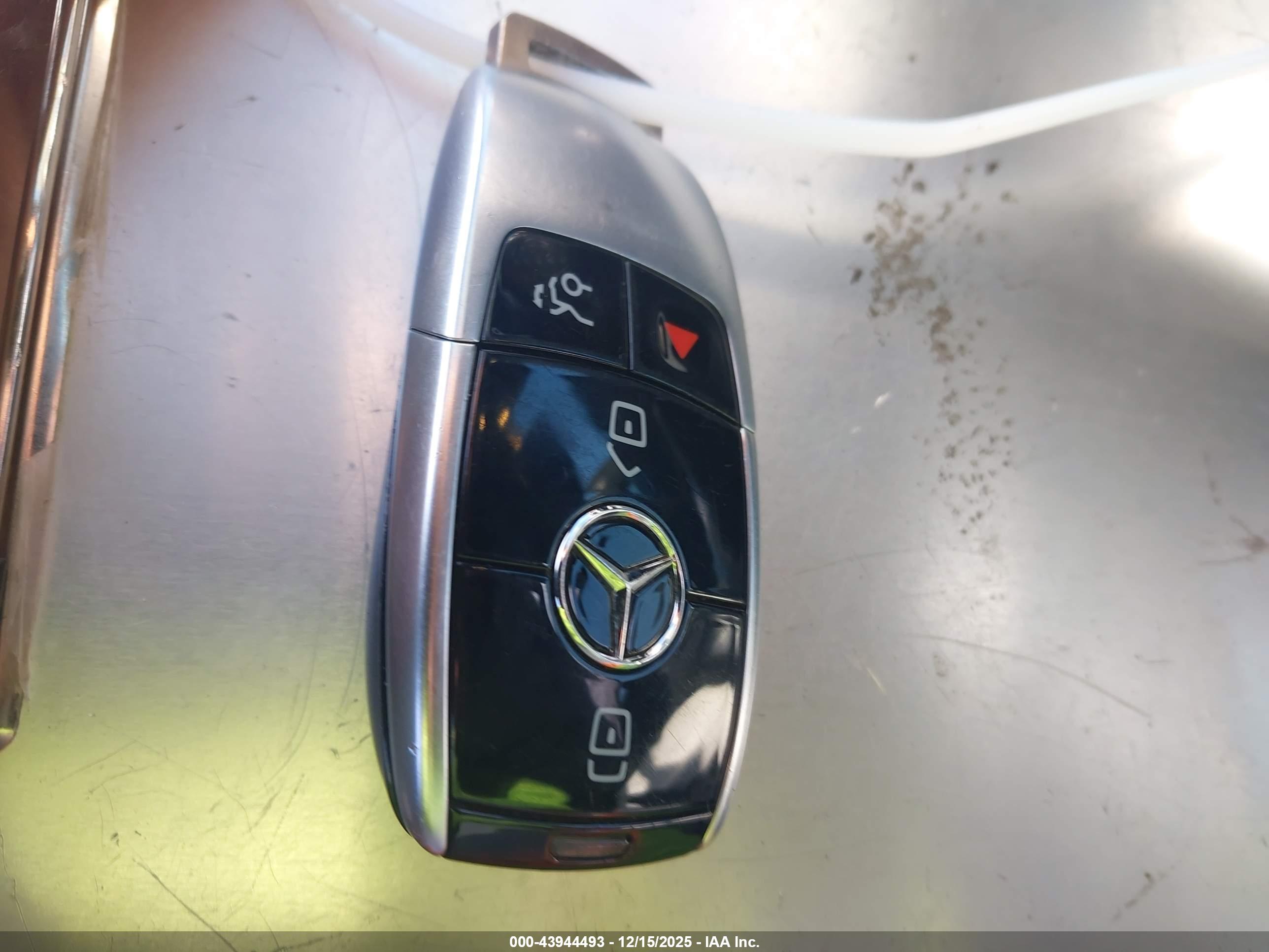 MERCEDES-BENZ E image 11