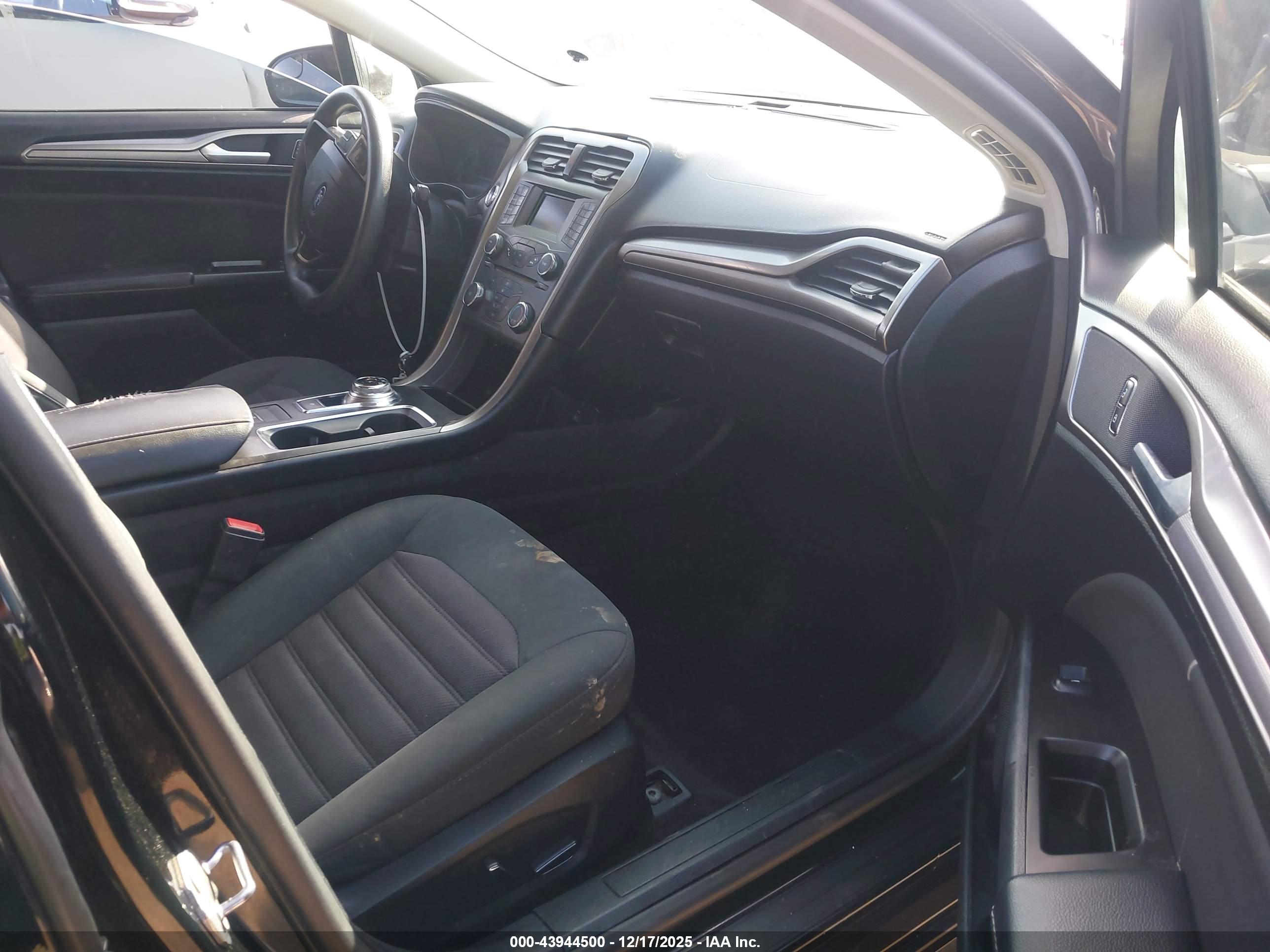 FORD FUSION image 5