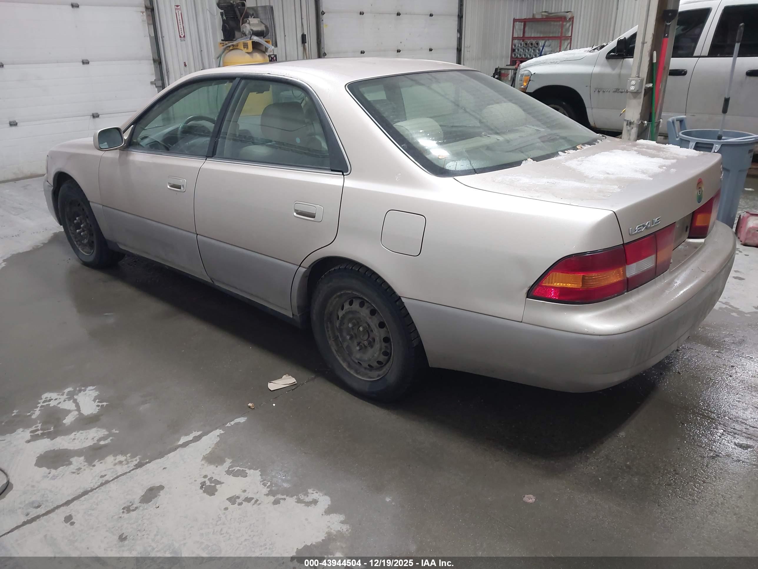 LEXUS ES image 3