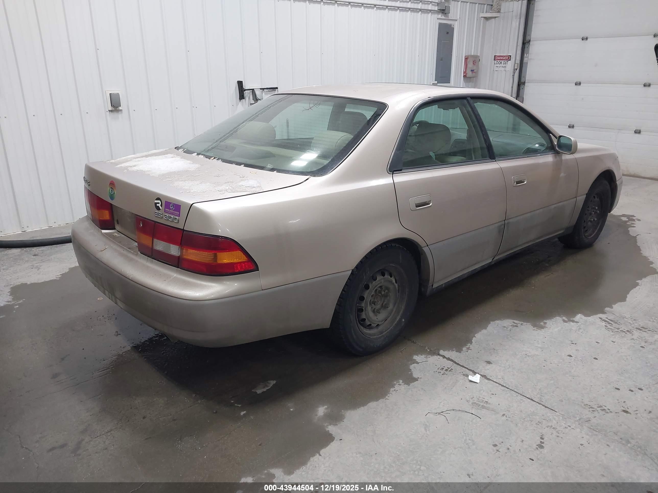 LEXUS ES image 4