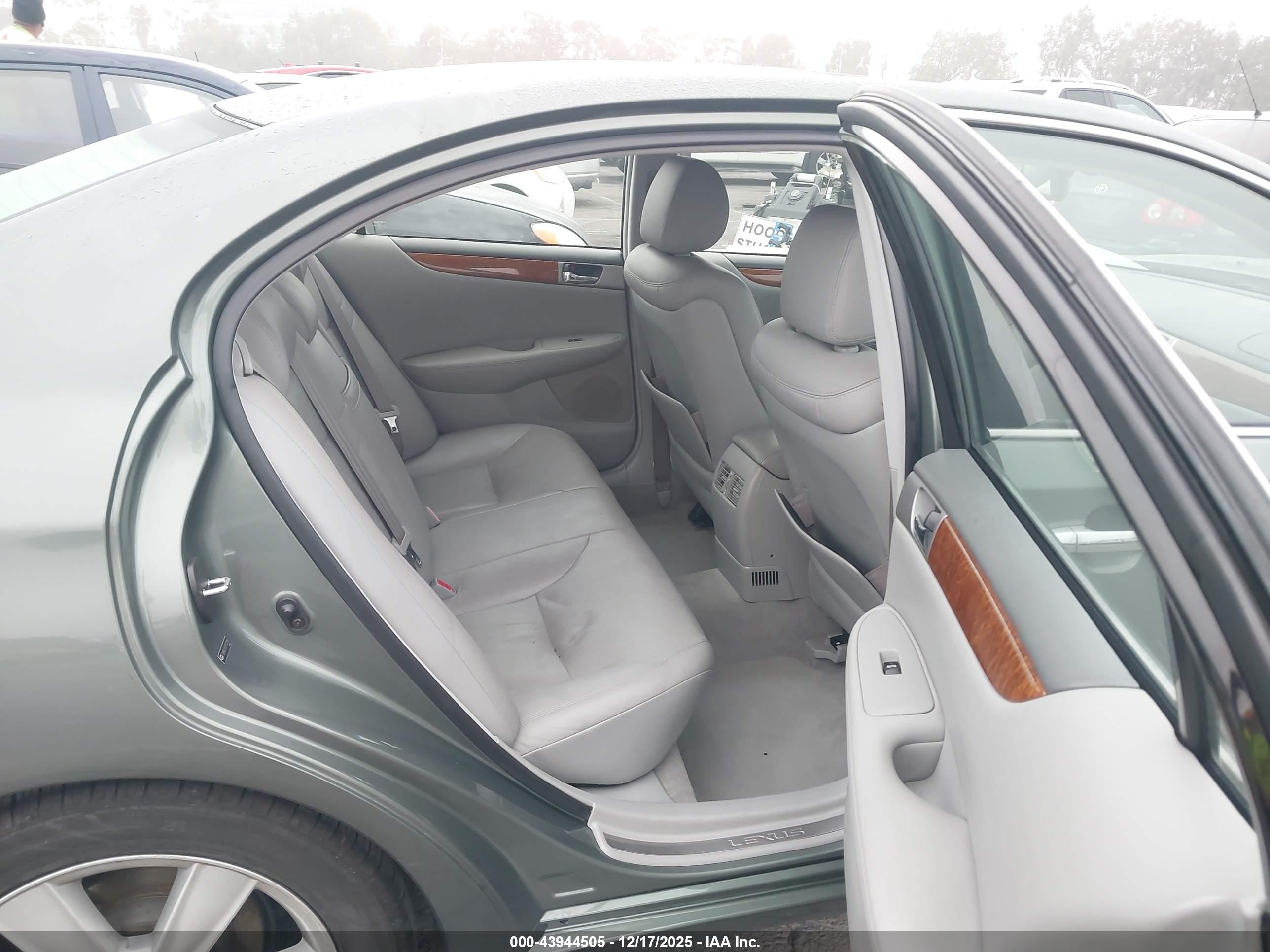 LEXUS ES image 8