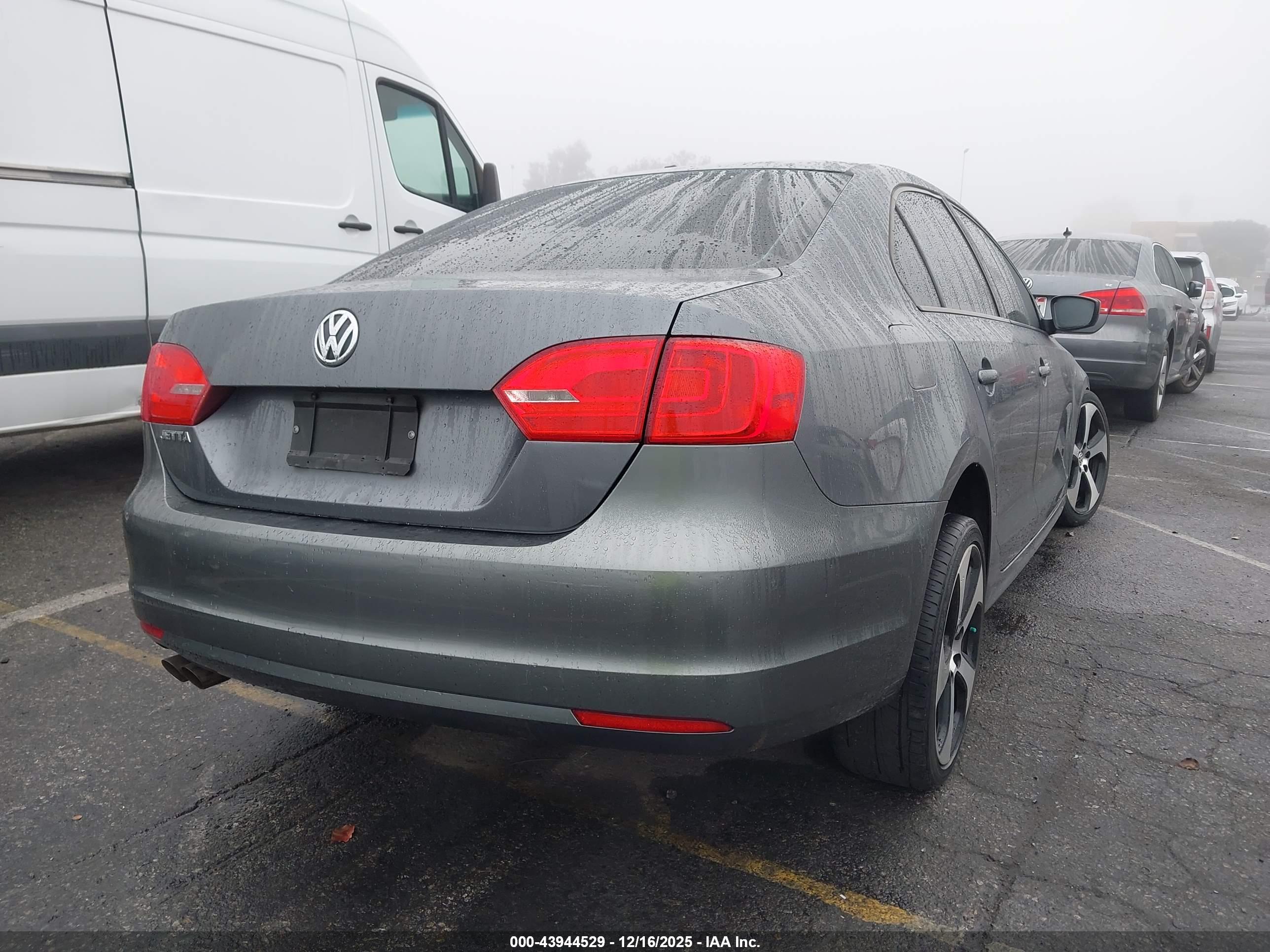 VOLKSWAGEN JETTA image 4