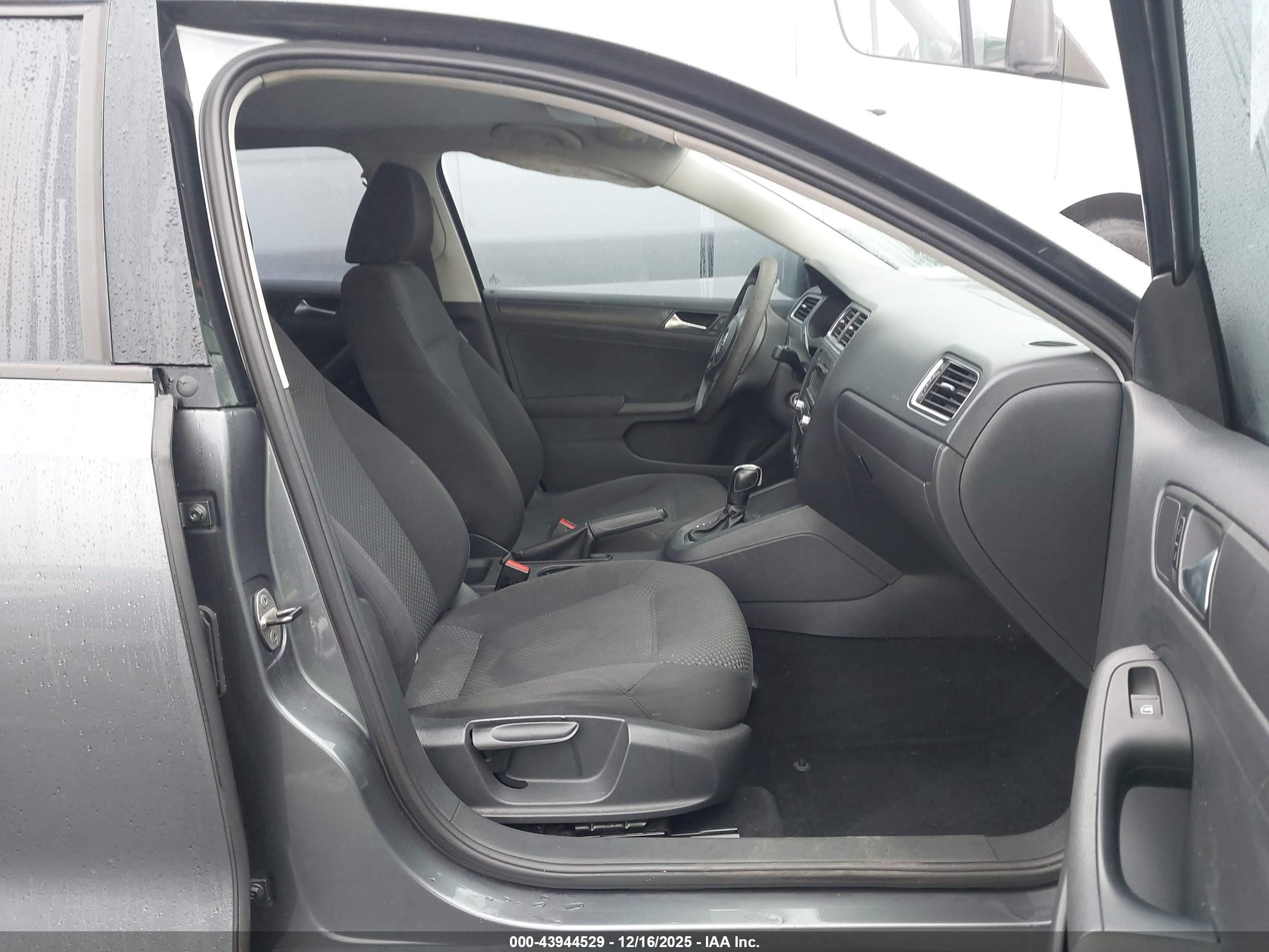 VOLKSWAGEN JETTA image 5
