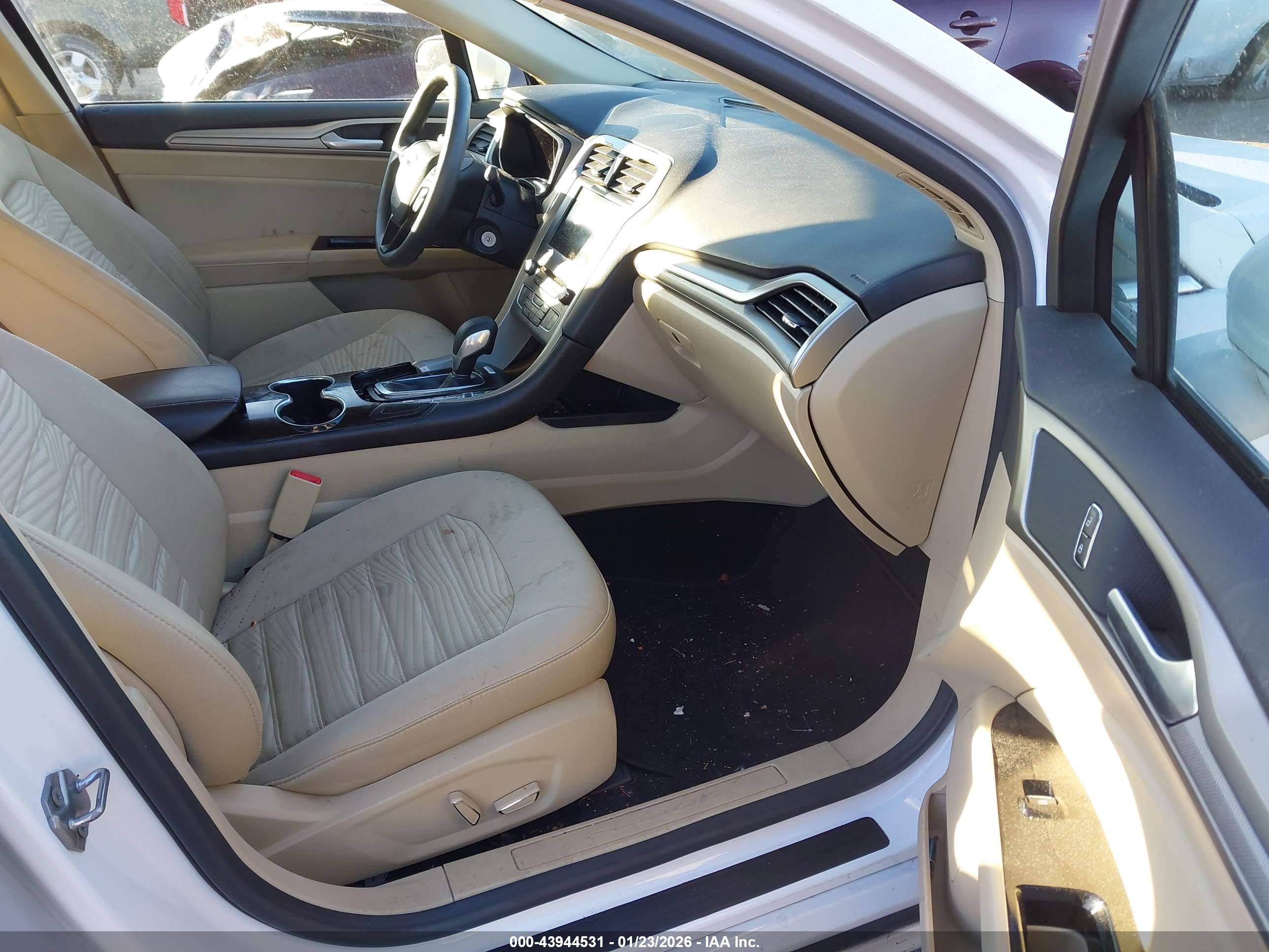 FORD FUSION image 5