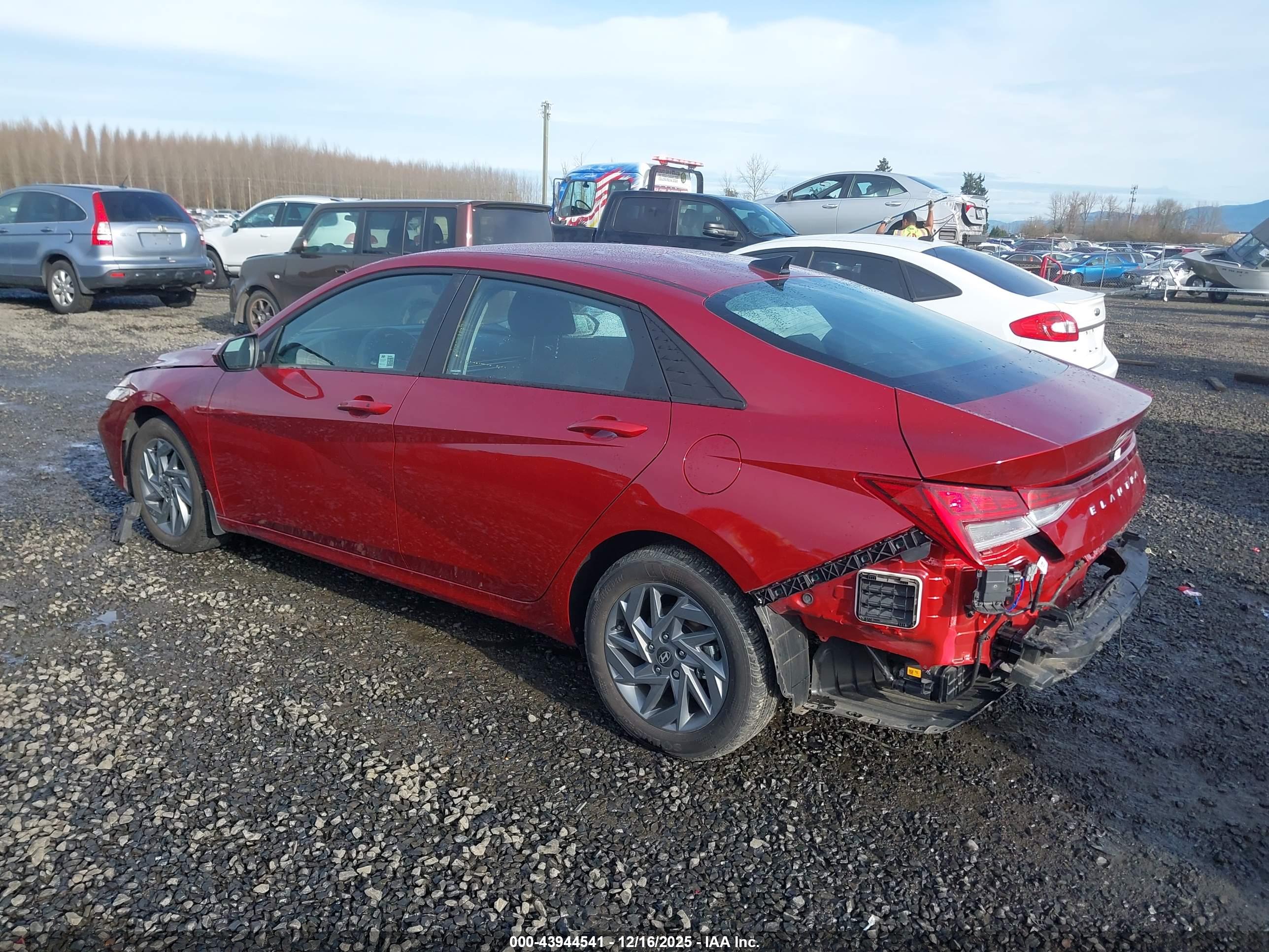 HYUNDAI ELANTRA image 3