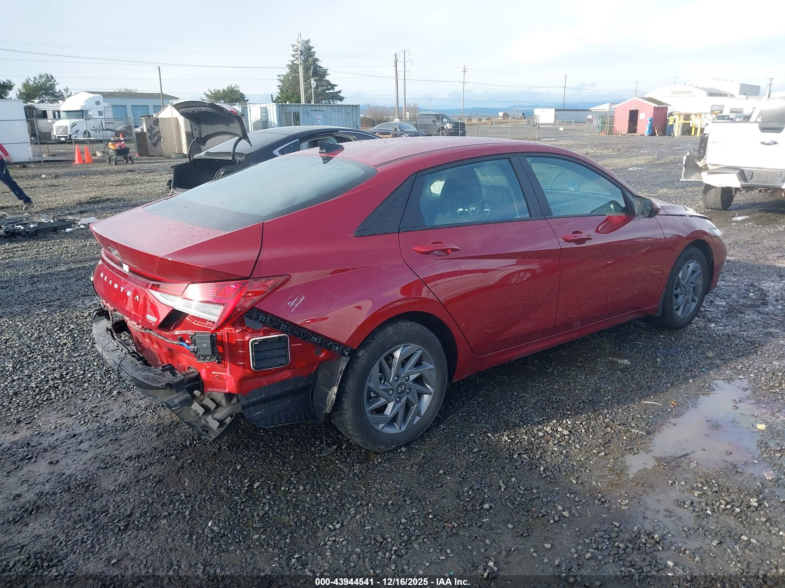 HYUNDAI ELANTRA image 4