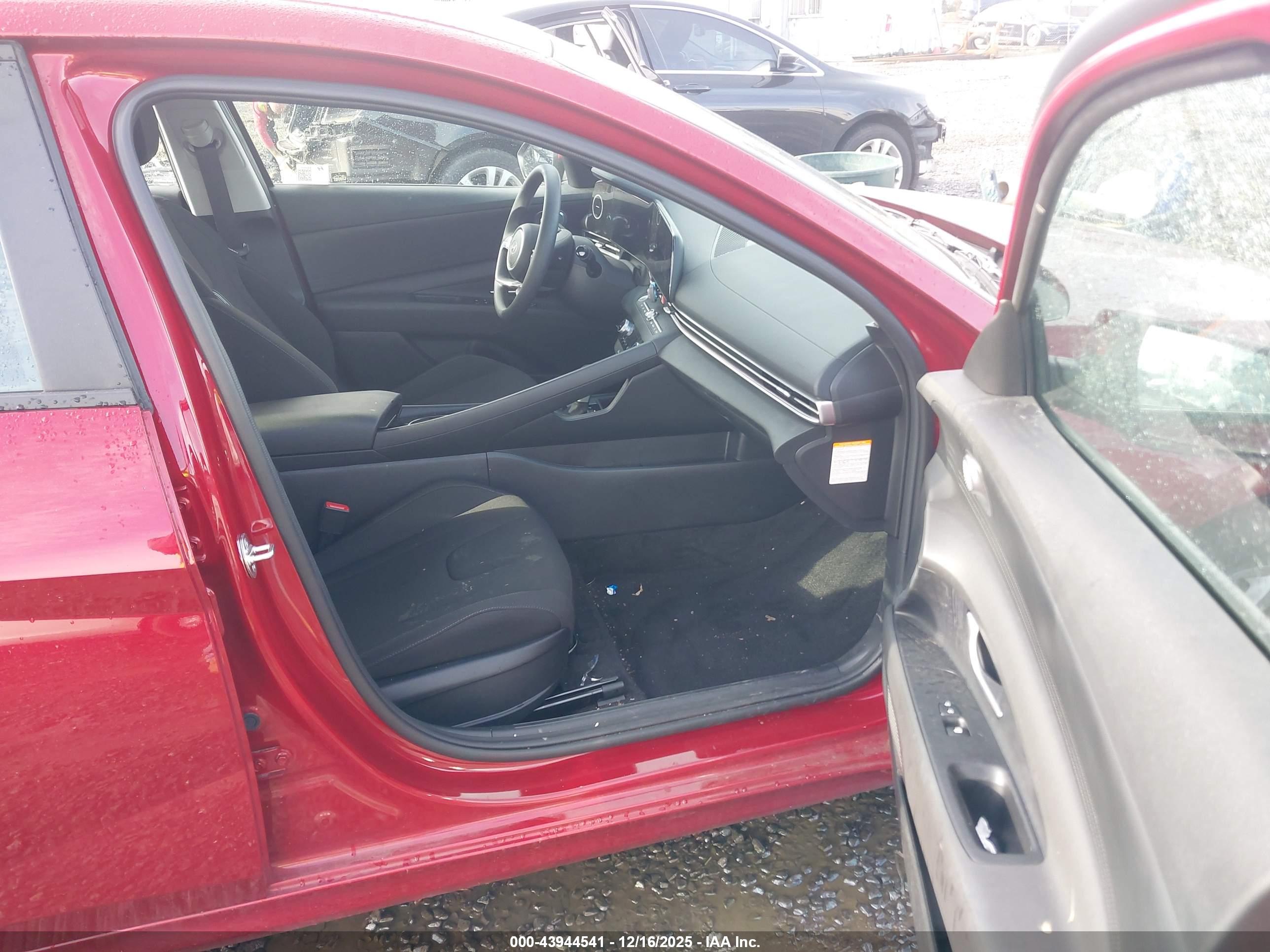 HYUNDAI ELANTRA image 5