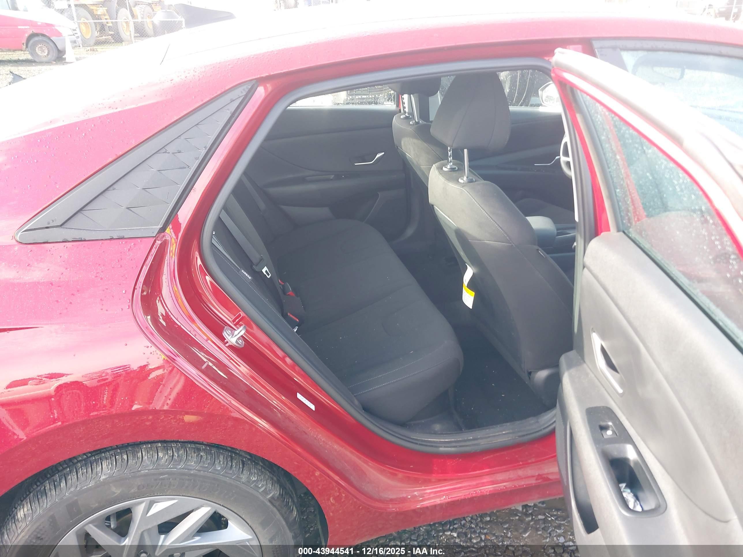 HYUNDAI ELANTRA image 8