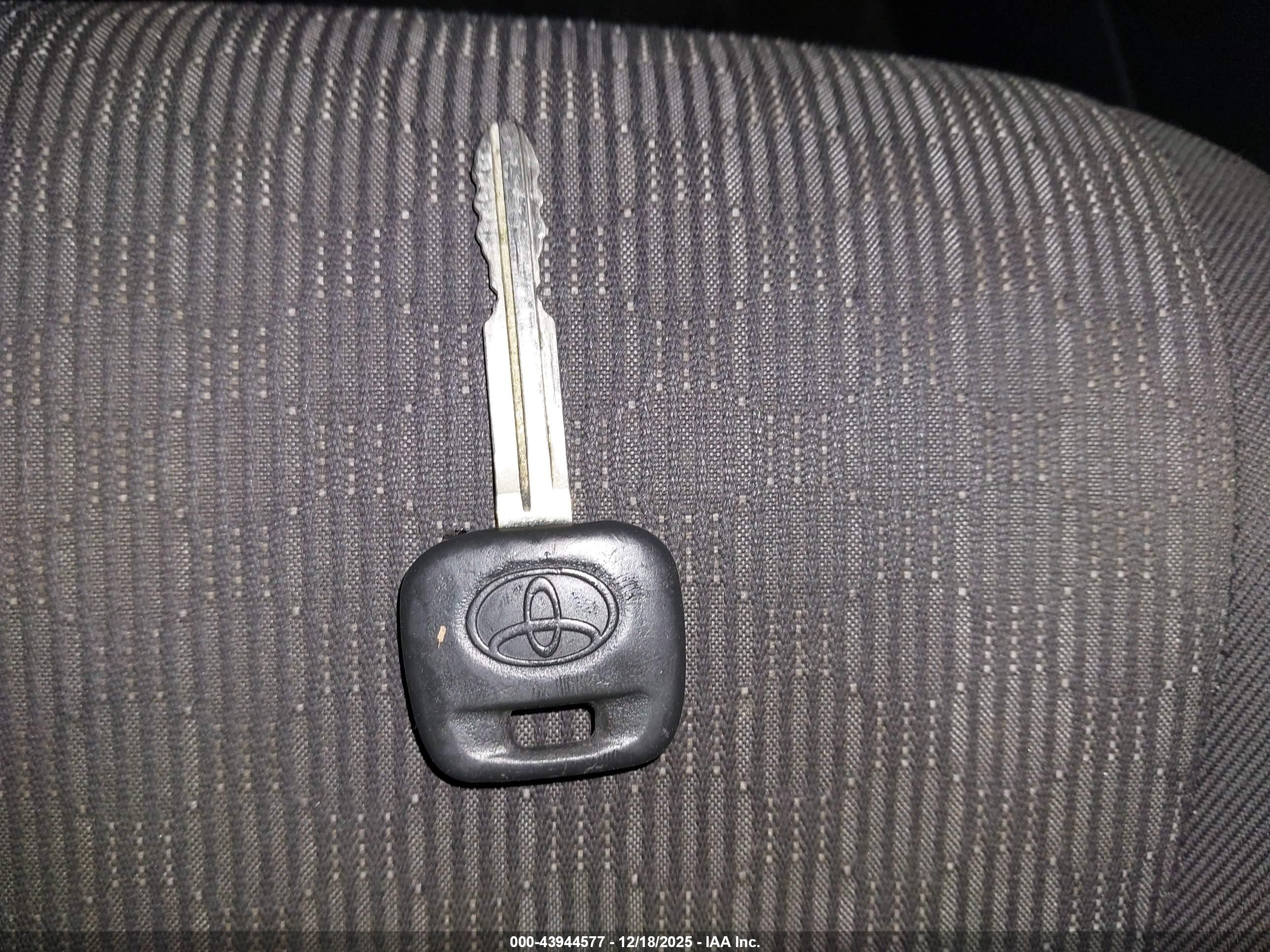 TOYOTA YARIS image 11