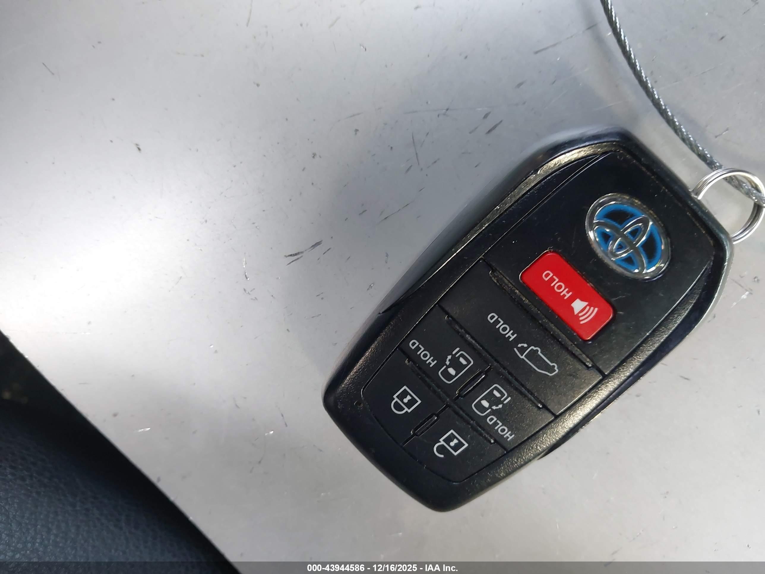 TOYOTA SIENNA image 11