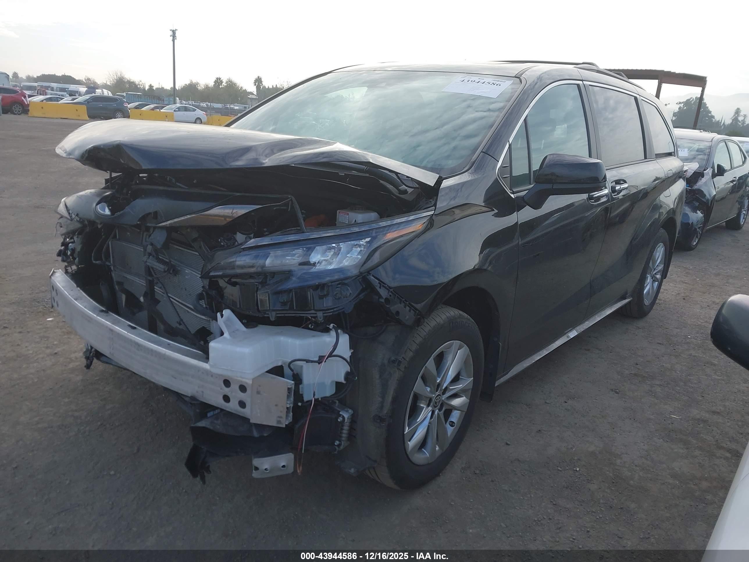 TOYOTA SIENNA image 2