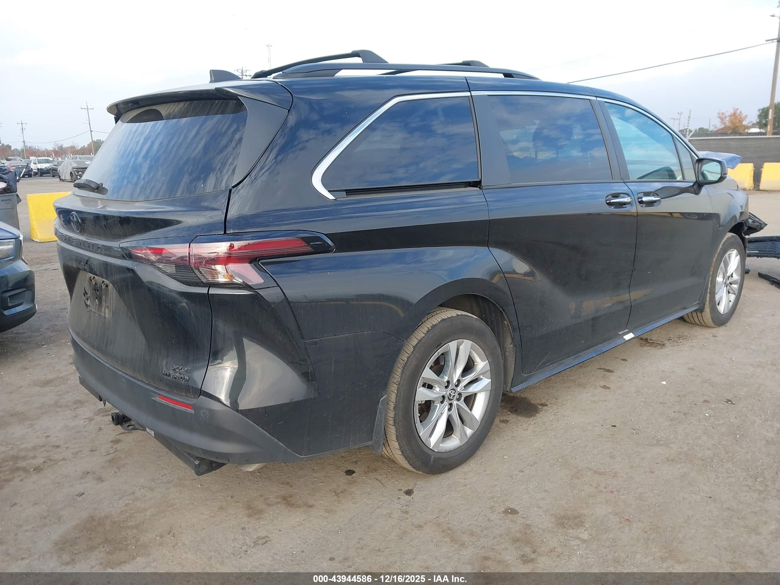 TOYOTA SIENNA image 4