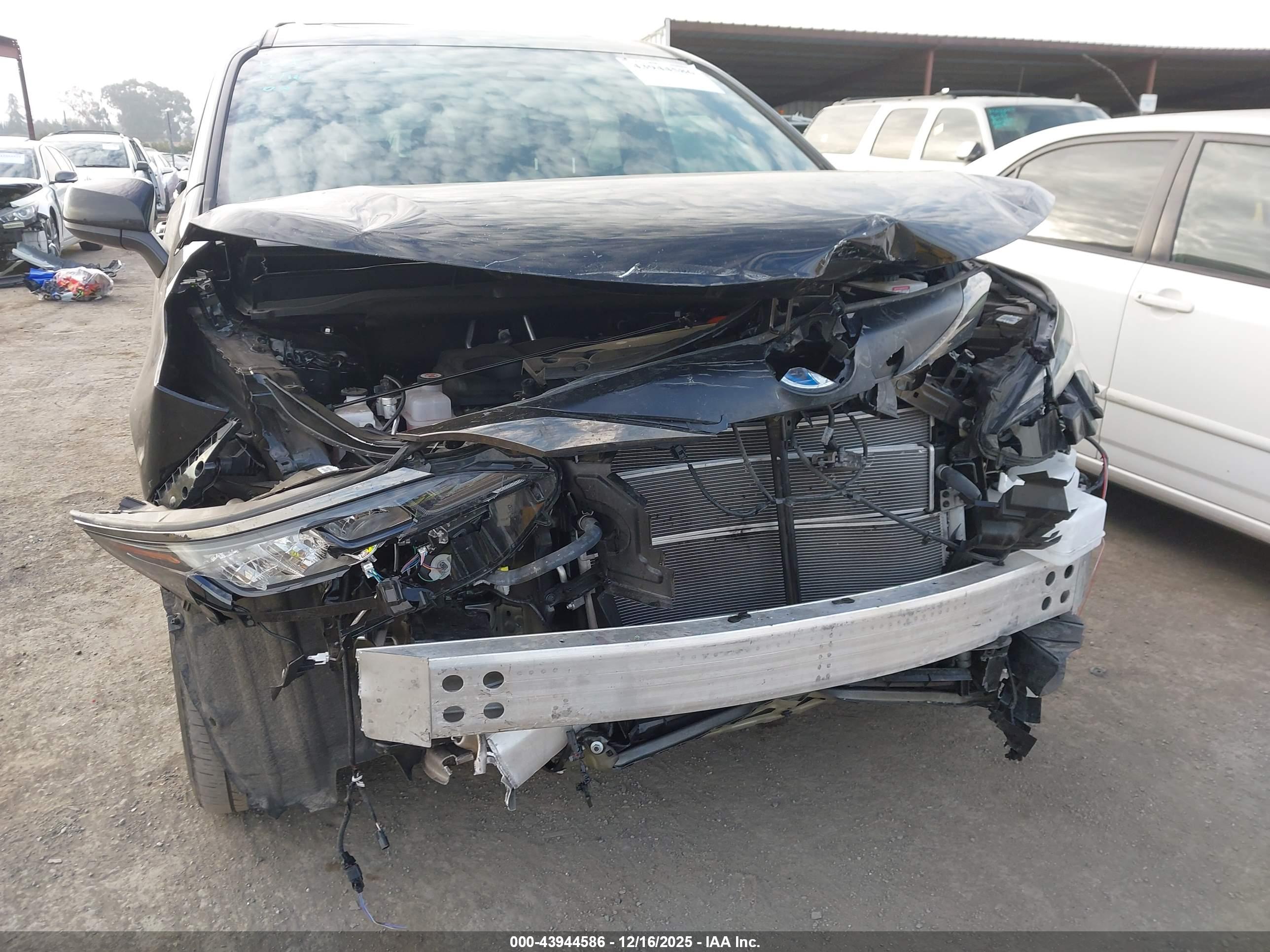 TOYOTA SIENNA image 6