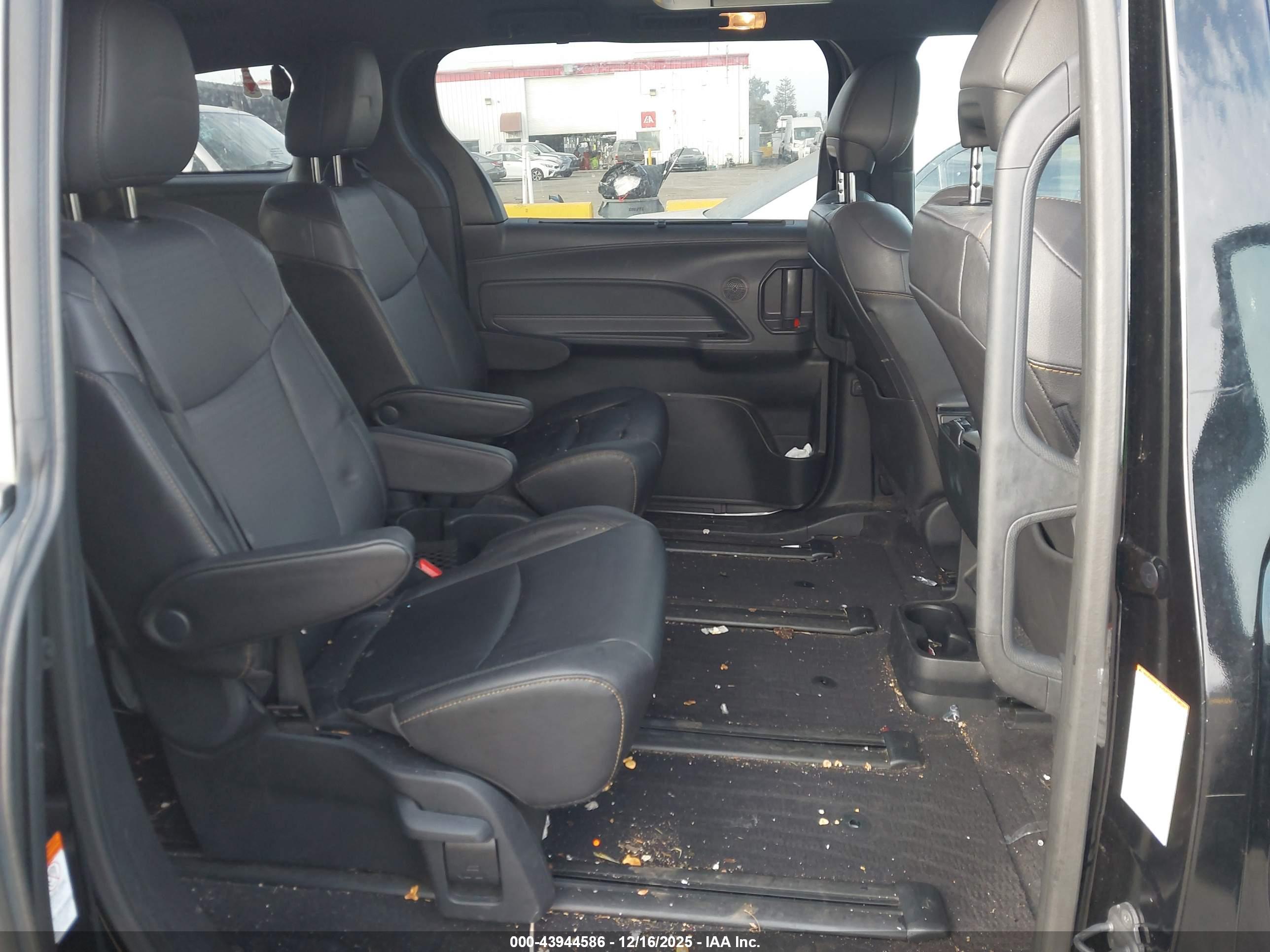 TOYOTA SIENNA image 8