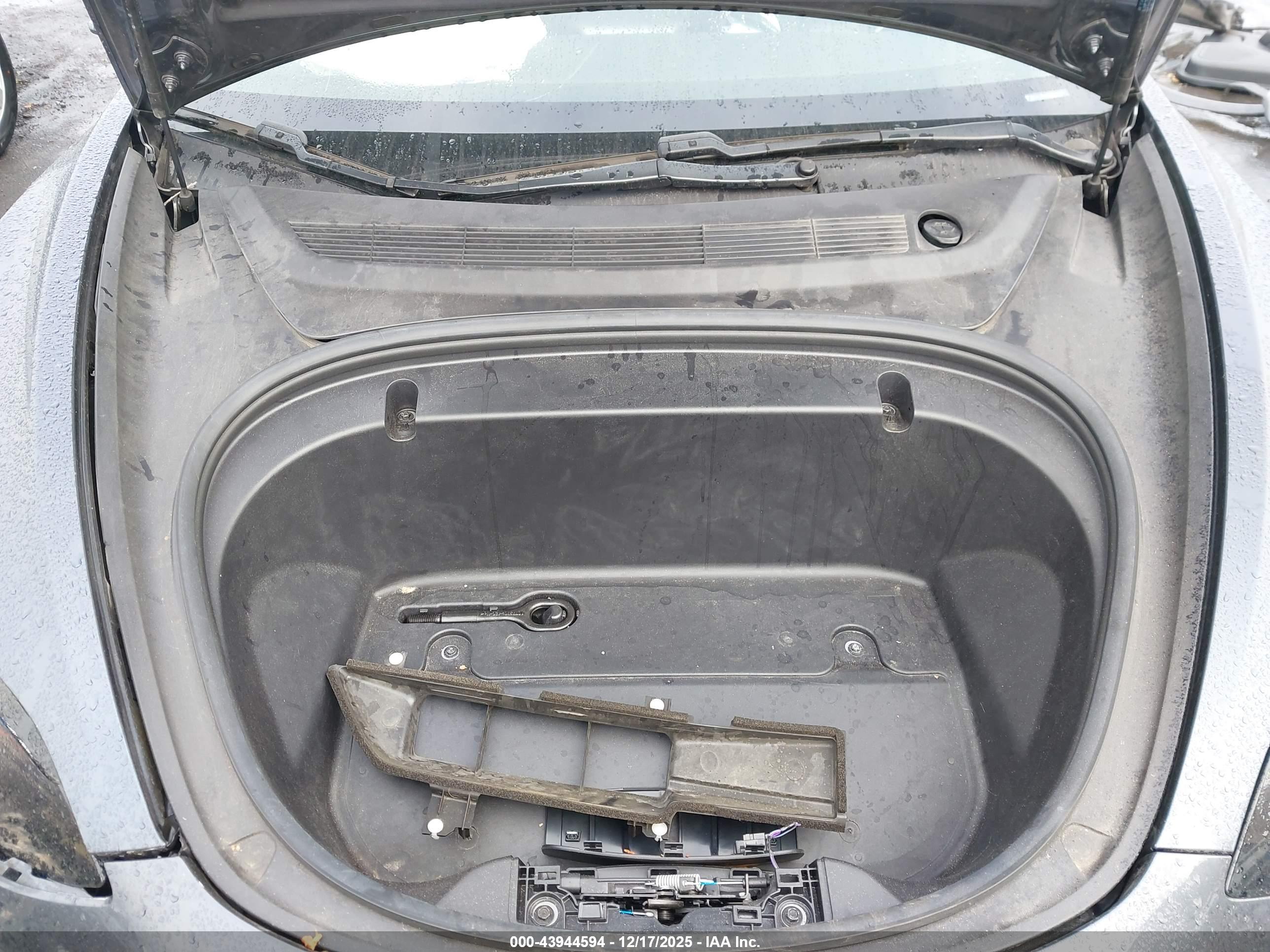TESLA MODEL image 10