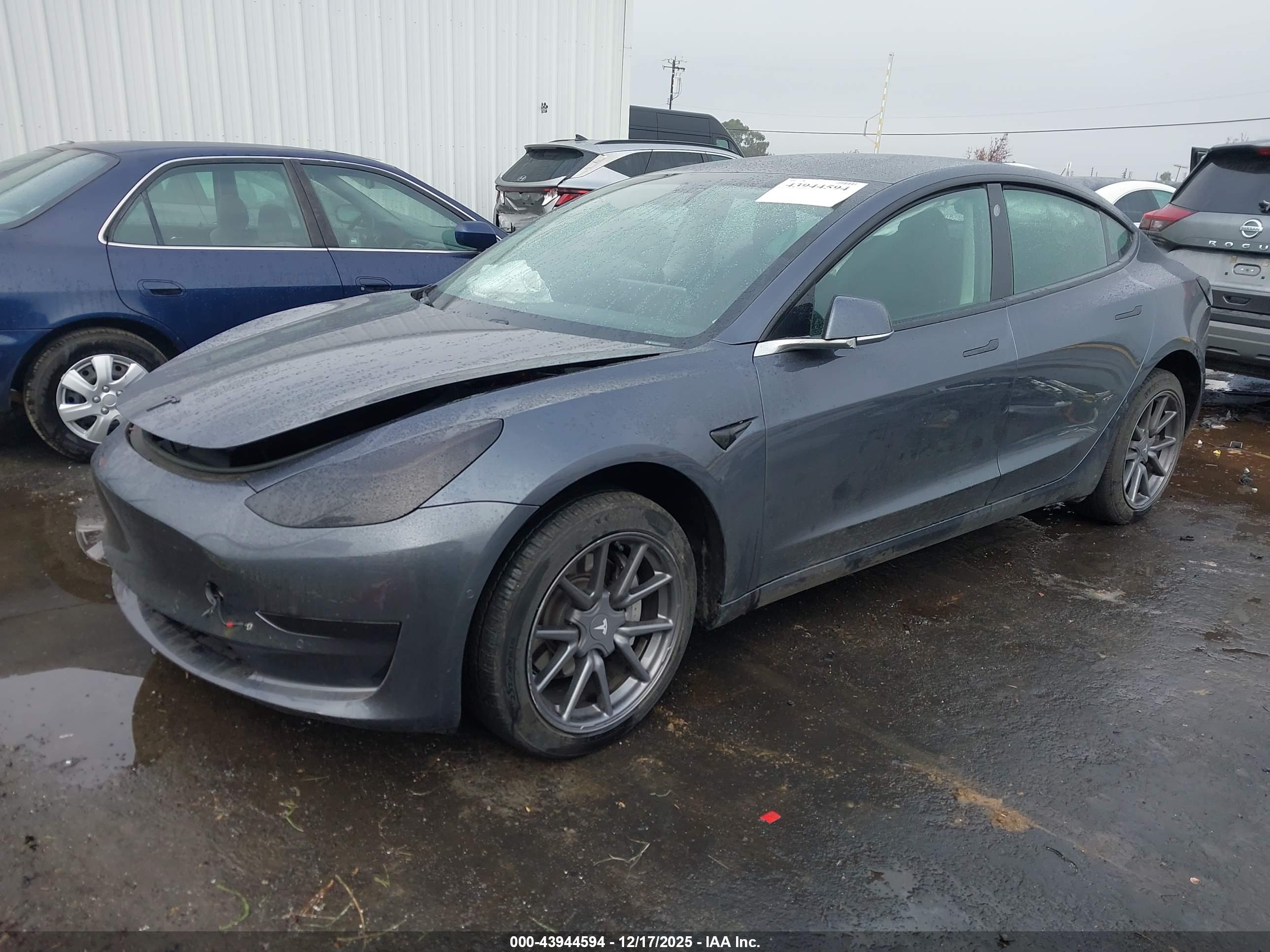 TESLA MODEL image 2