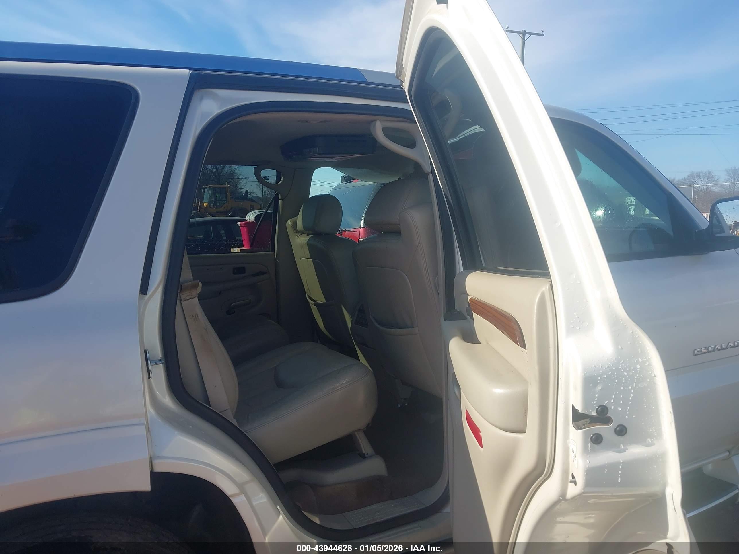 CADILLAC ESCALADE image 8