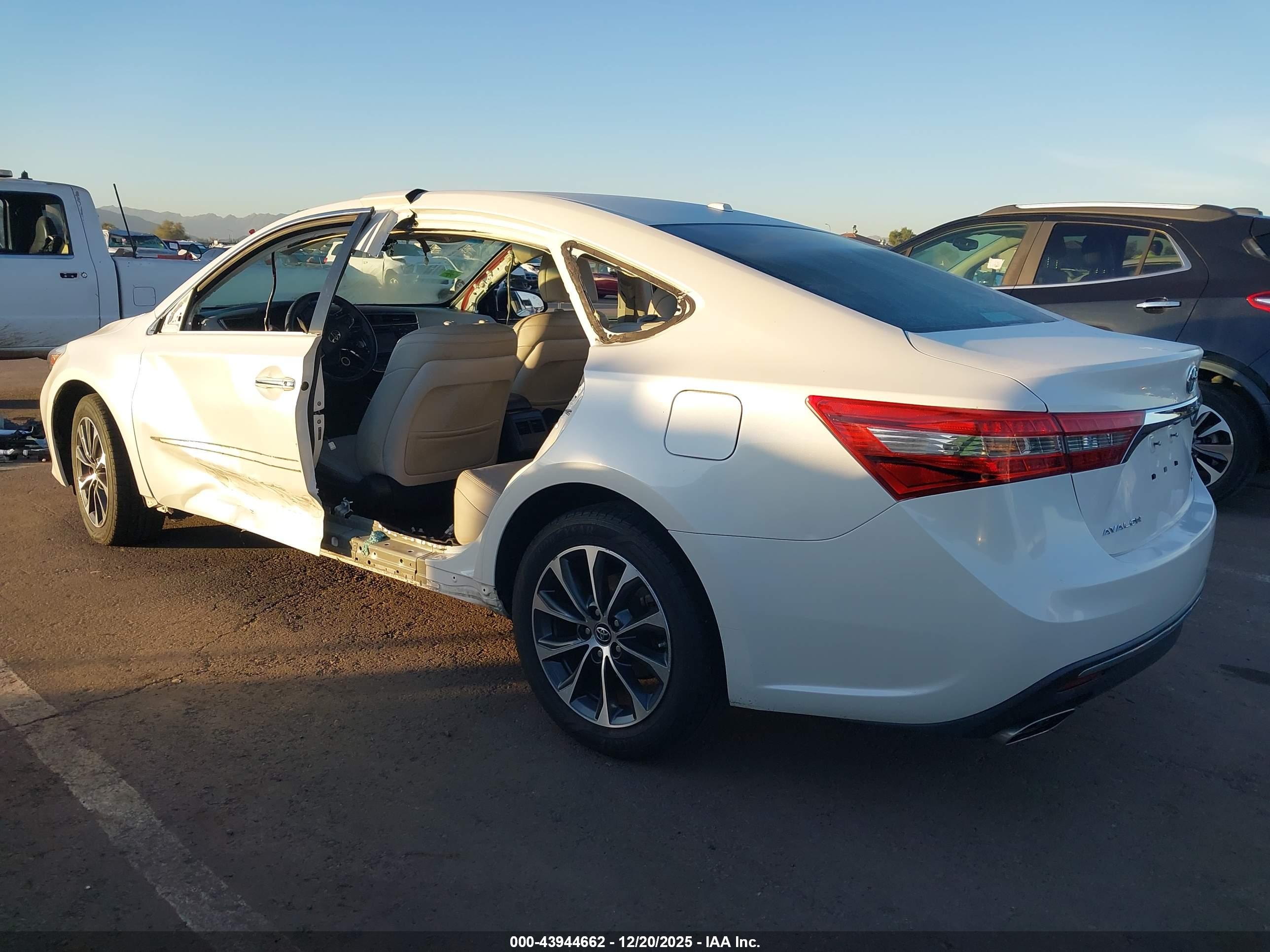 TOYOTA AVALON image 3