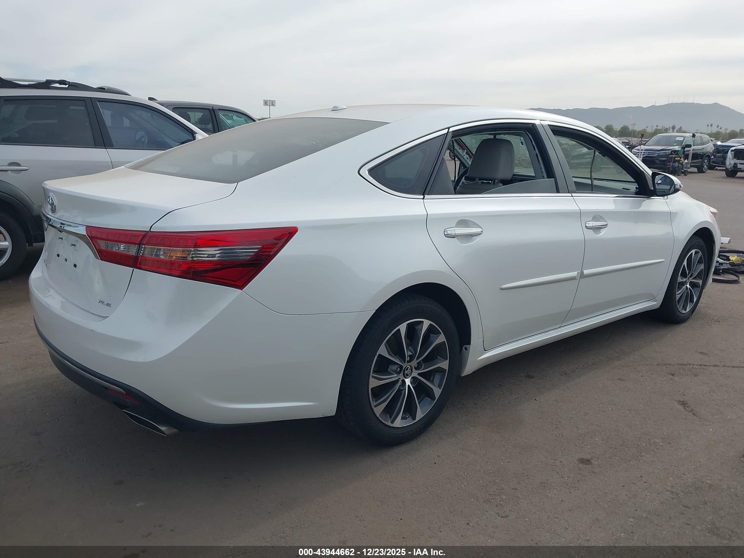 TOYOTA AVALON image 4