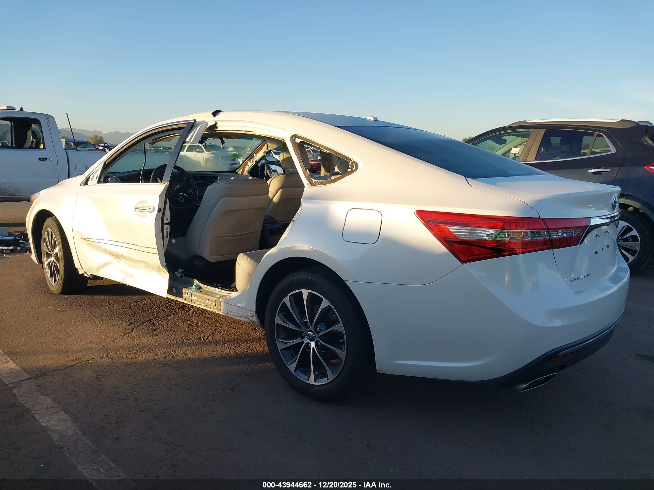 TOYOTA AVALON image 6