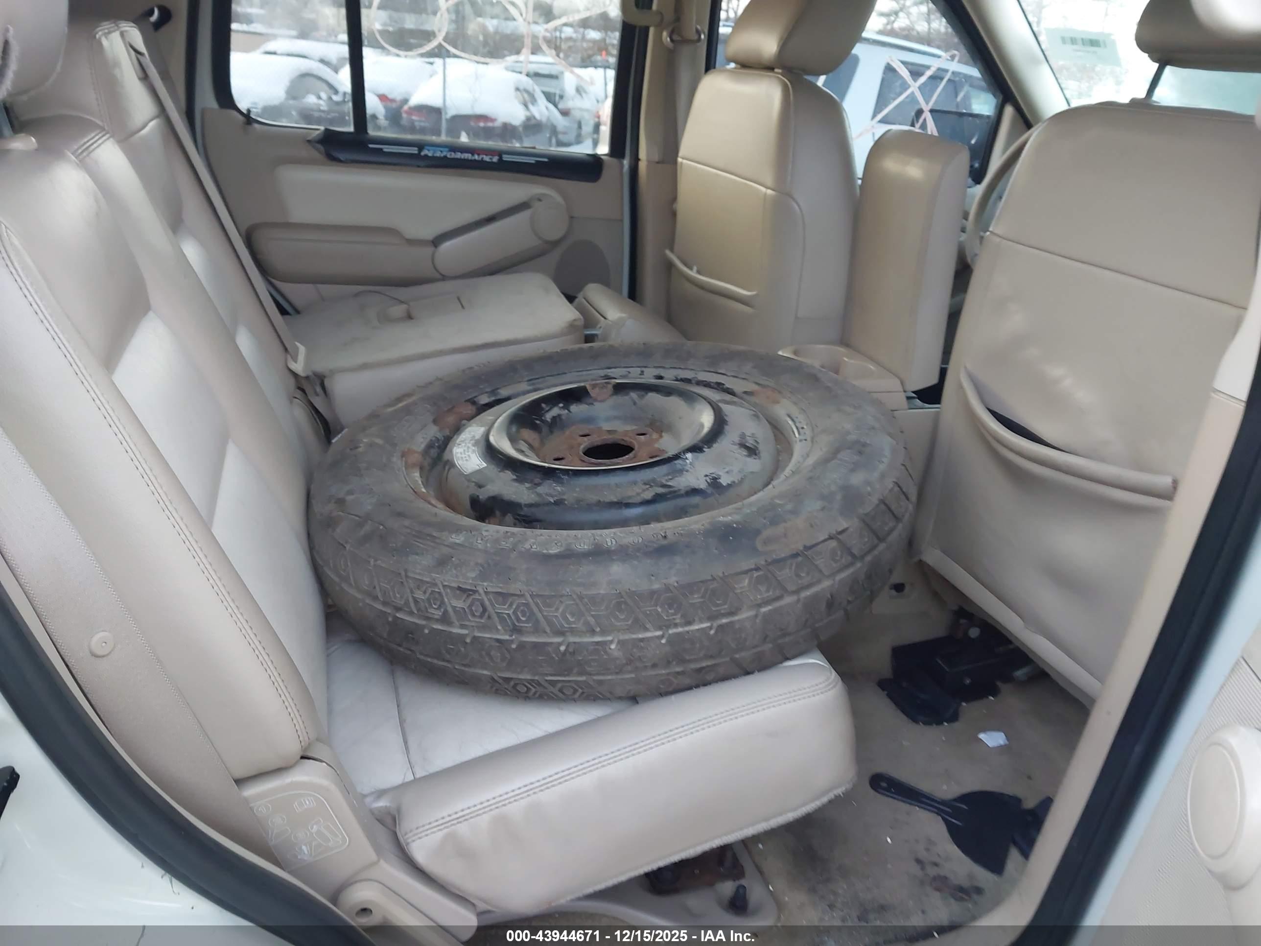 FORD EXPLORER image 8