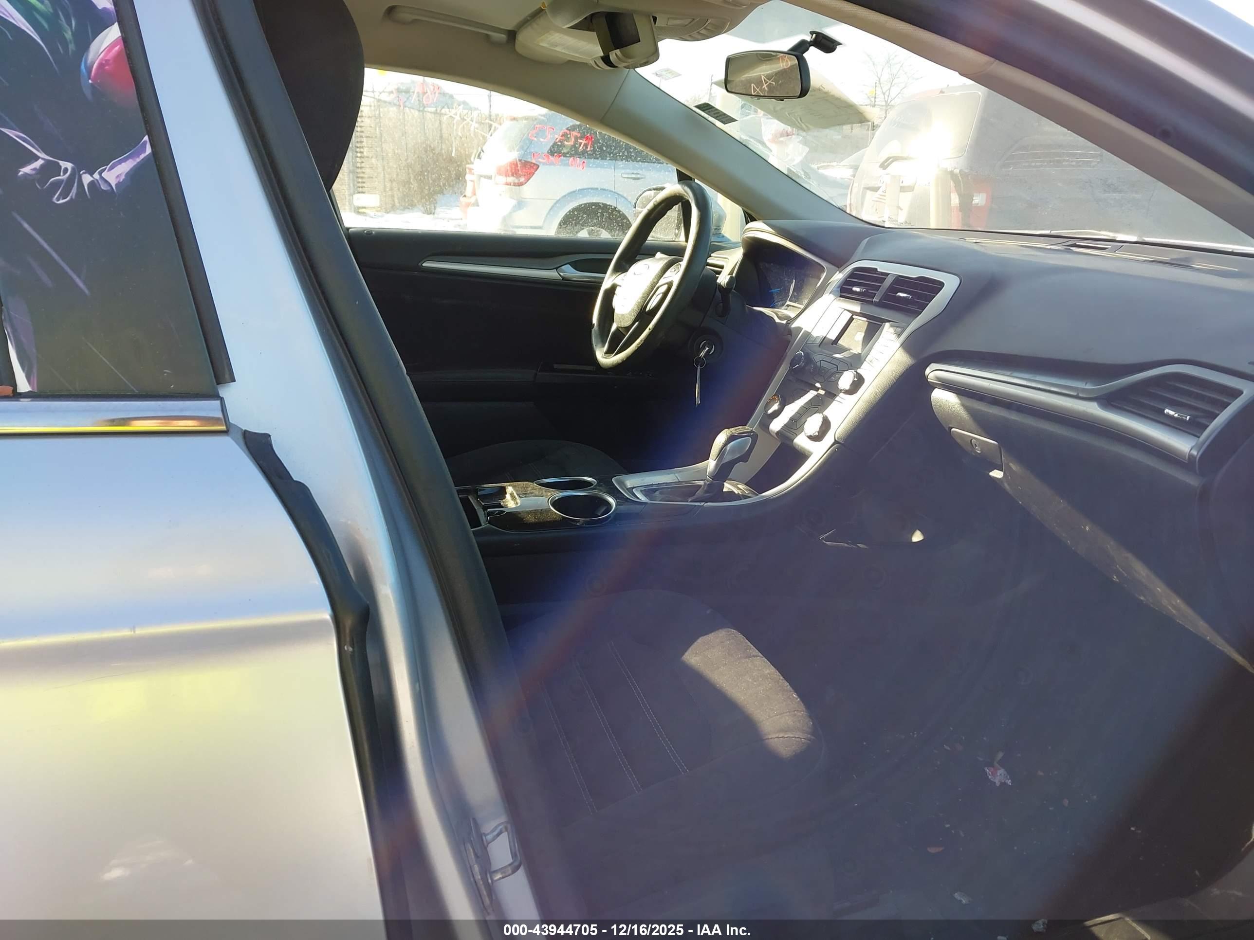 FORD FUSION image 5